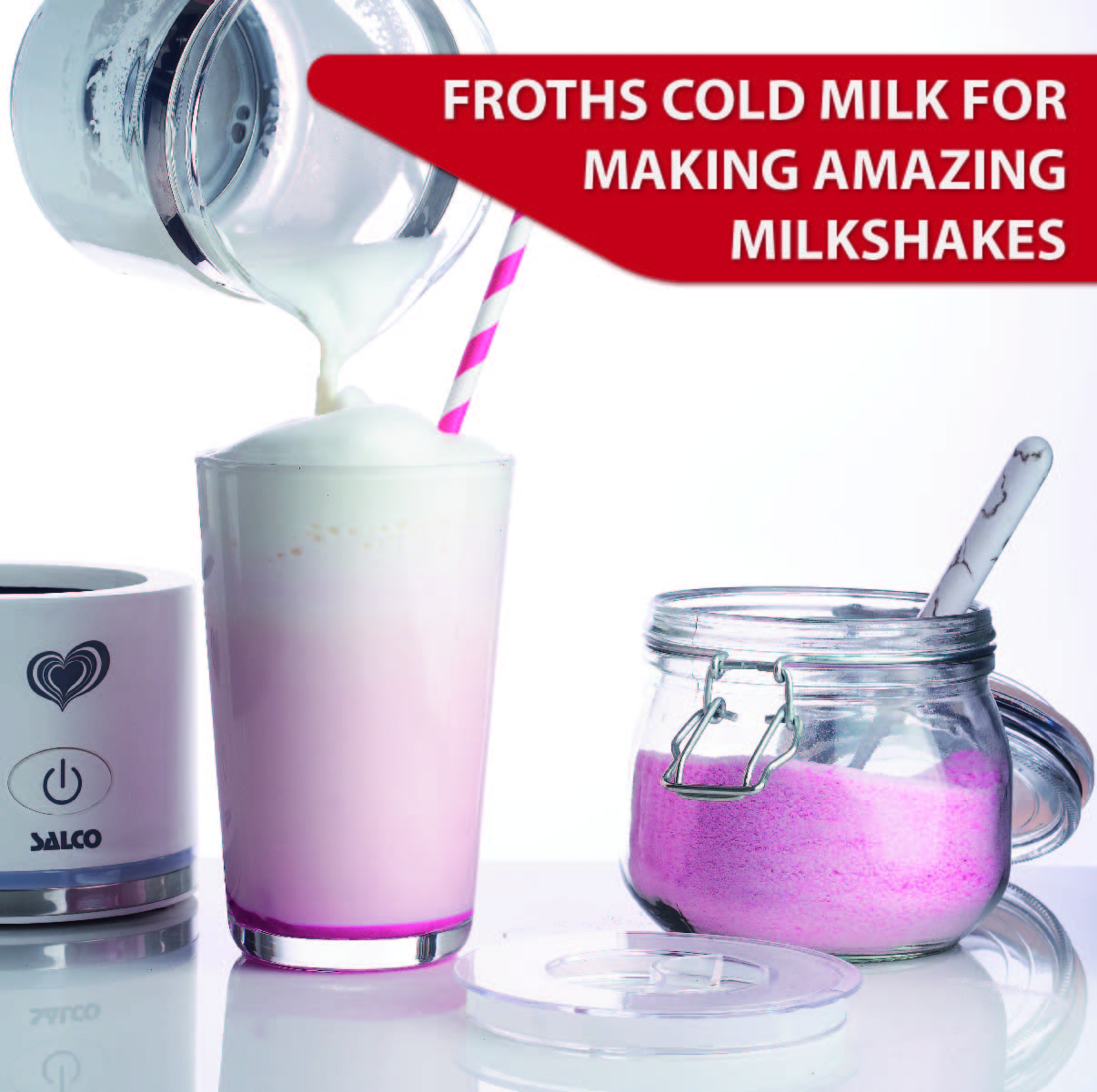 Milch wird in ein Glas mit rosa Milchshake gegossen, mit Milchshake-Maker und Glas.