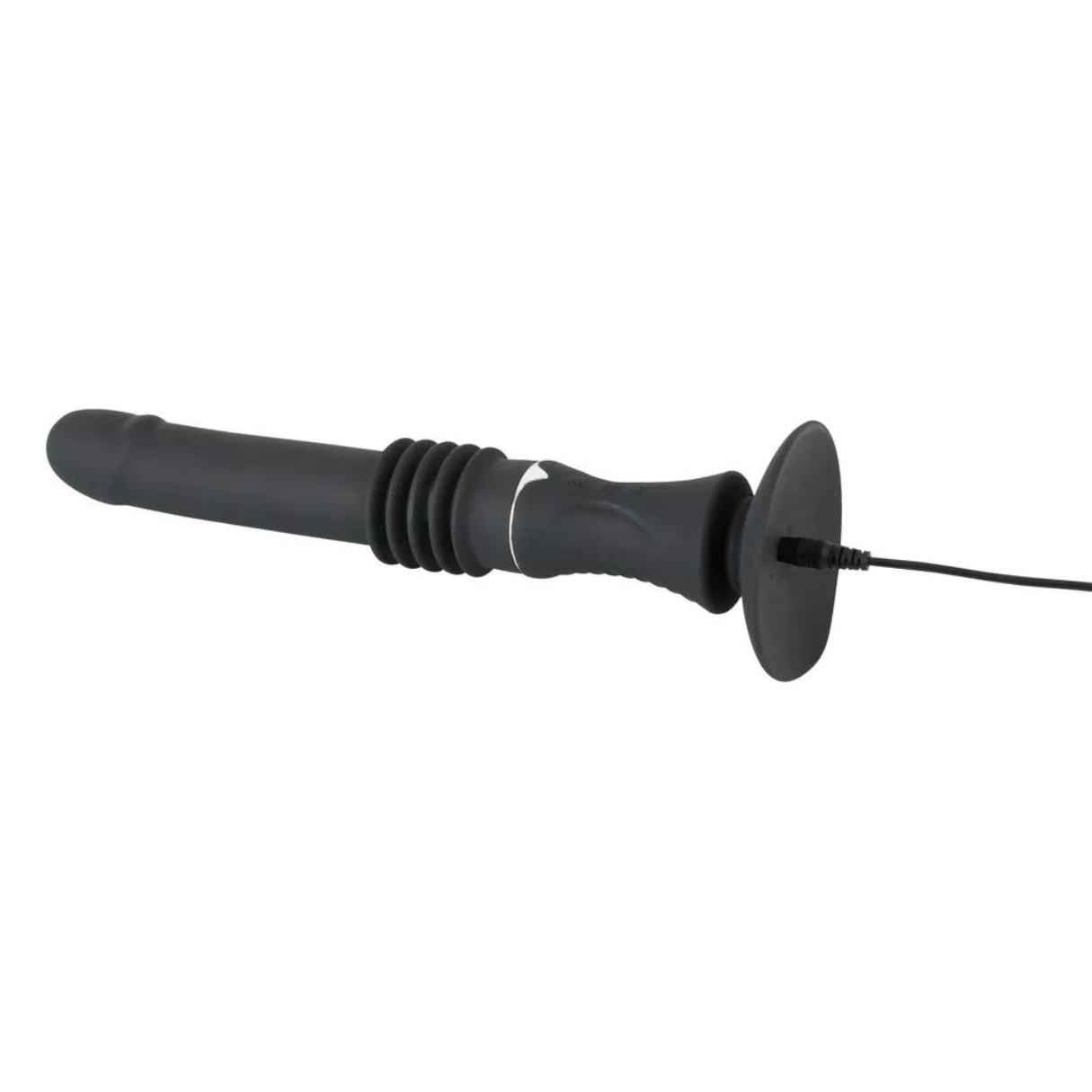 Ein graues Sexspielzeug mit geripptem Schaft und ausgestellter Basis. Ein schwarzes Netzkabel ist angebracht.