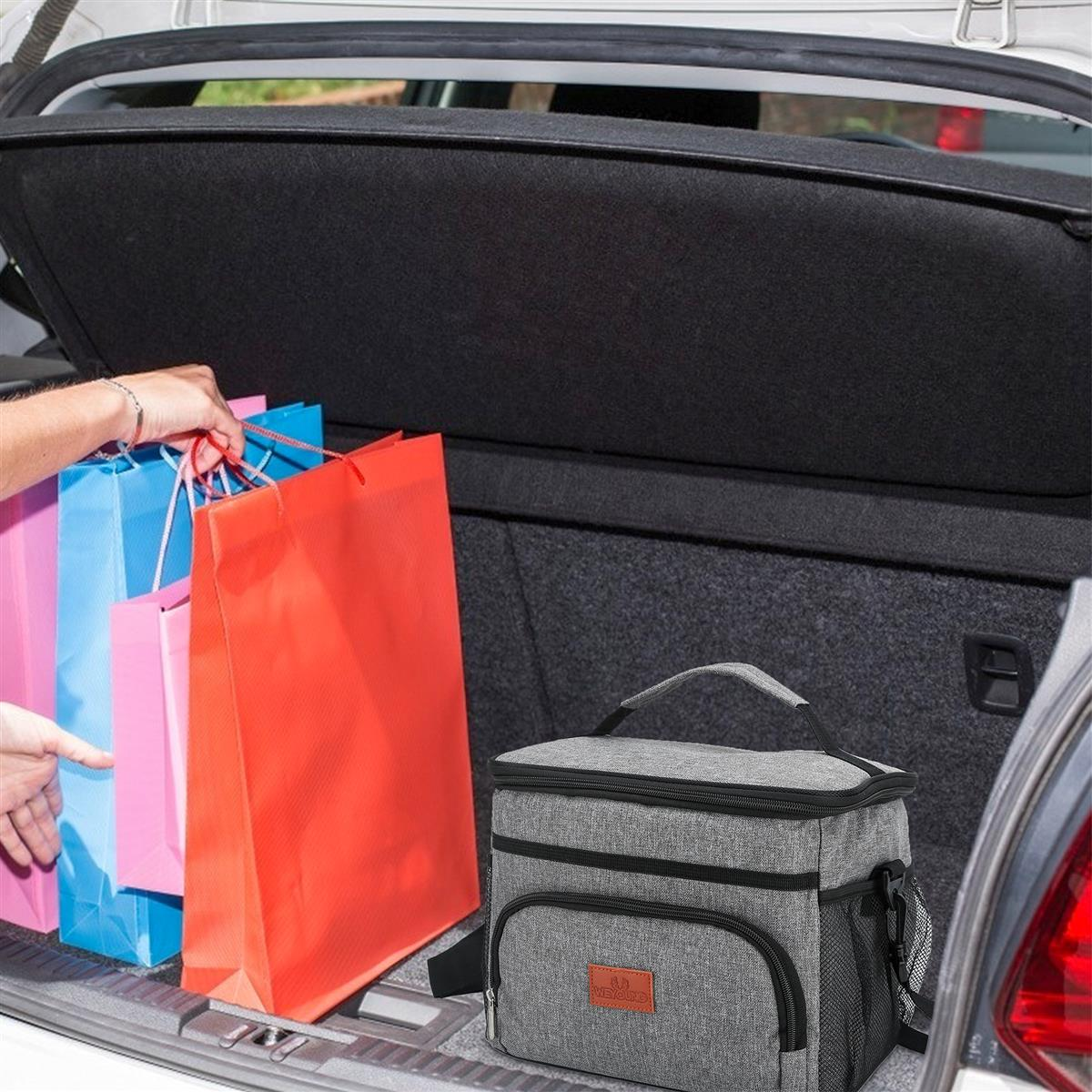 Kofferraum mit Einkaufstaschen und einer grauen Kühlbox. Jemand hält Taschen. Der Hintergrund ist der Innenraum des Autos.