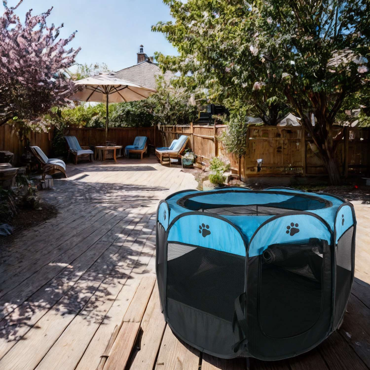 Blauer und schwarzer Haustier-Laufstall auf Holzterrasse im Garten mit Bäumen.