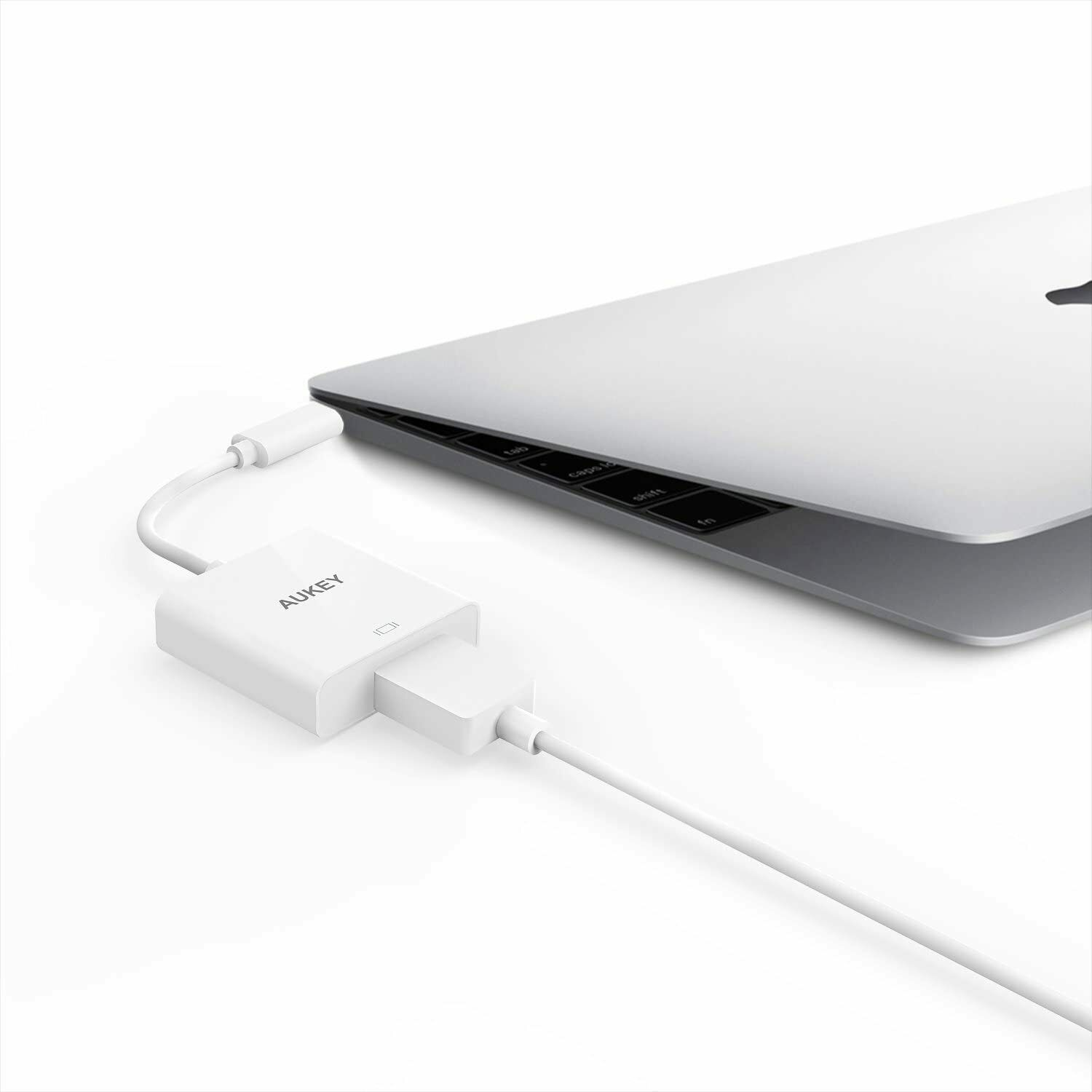 Laptop mit weißem Kabel an einen weißen und grauen AUKEY-Adapter angeschlossen.