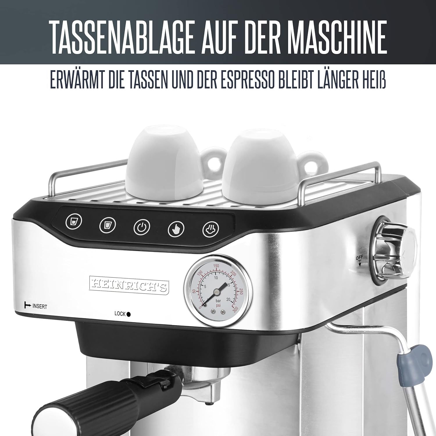 Nahaufnahme einer silbernen Espressomaschine mit zwei weißen Tassen oben. Text zeigt die Tassenwärmung.
