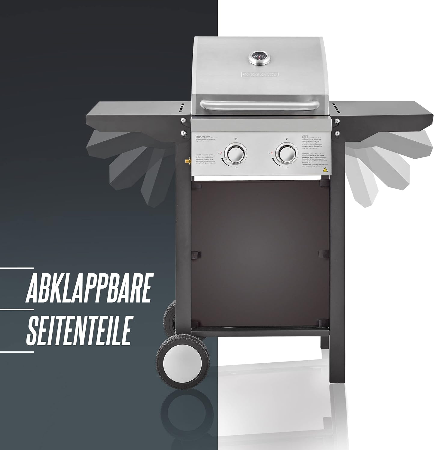 Ein schwarz-silberner Außengrill mit klappbaren Seitentischen auf weißem Hintergrund.