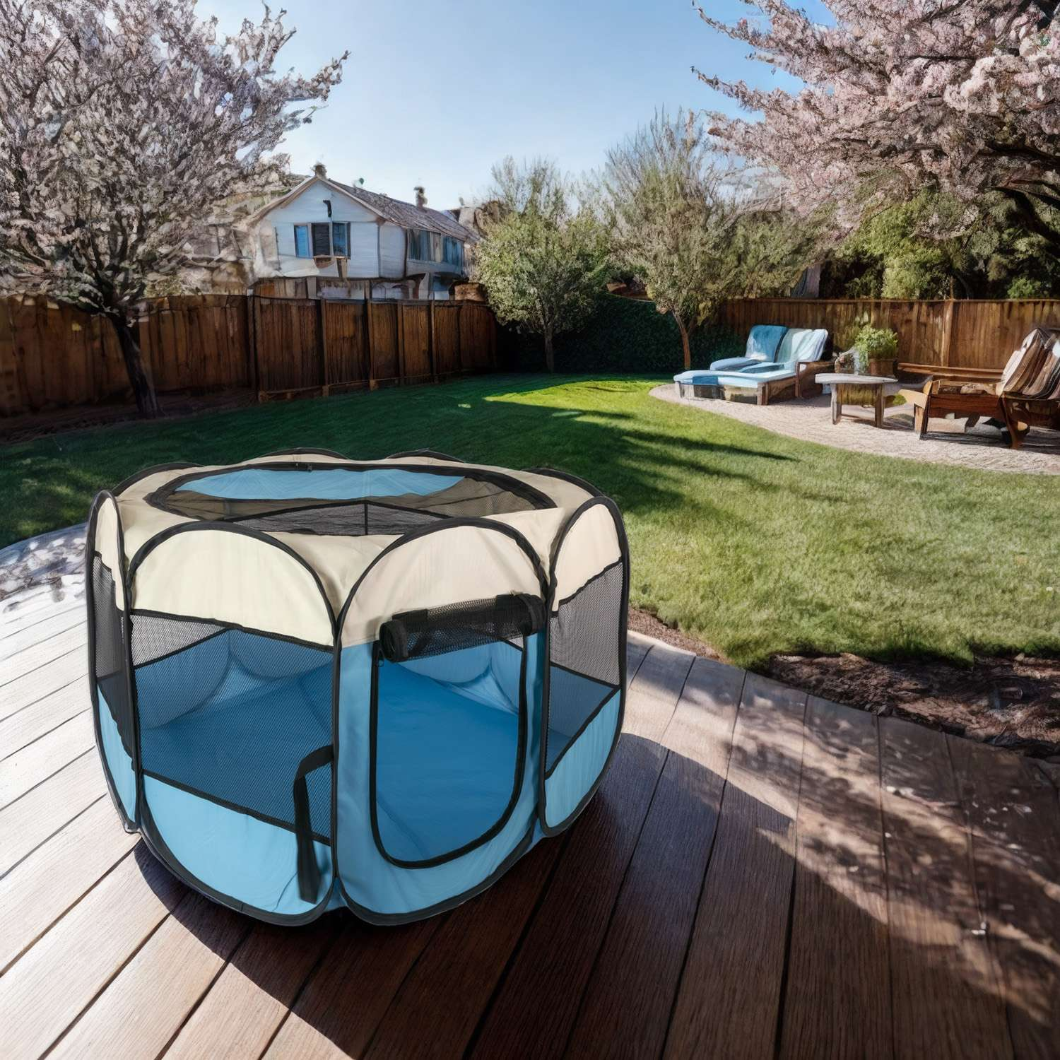 Blau-beiges Haustierspielzelt auf Holzterrasse, Garten mit Bäumen & Haus.