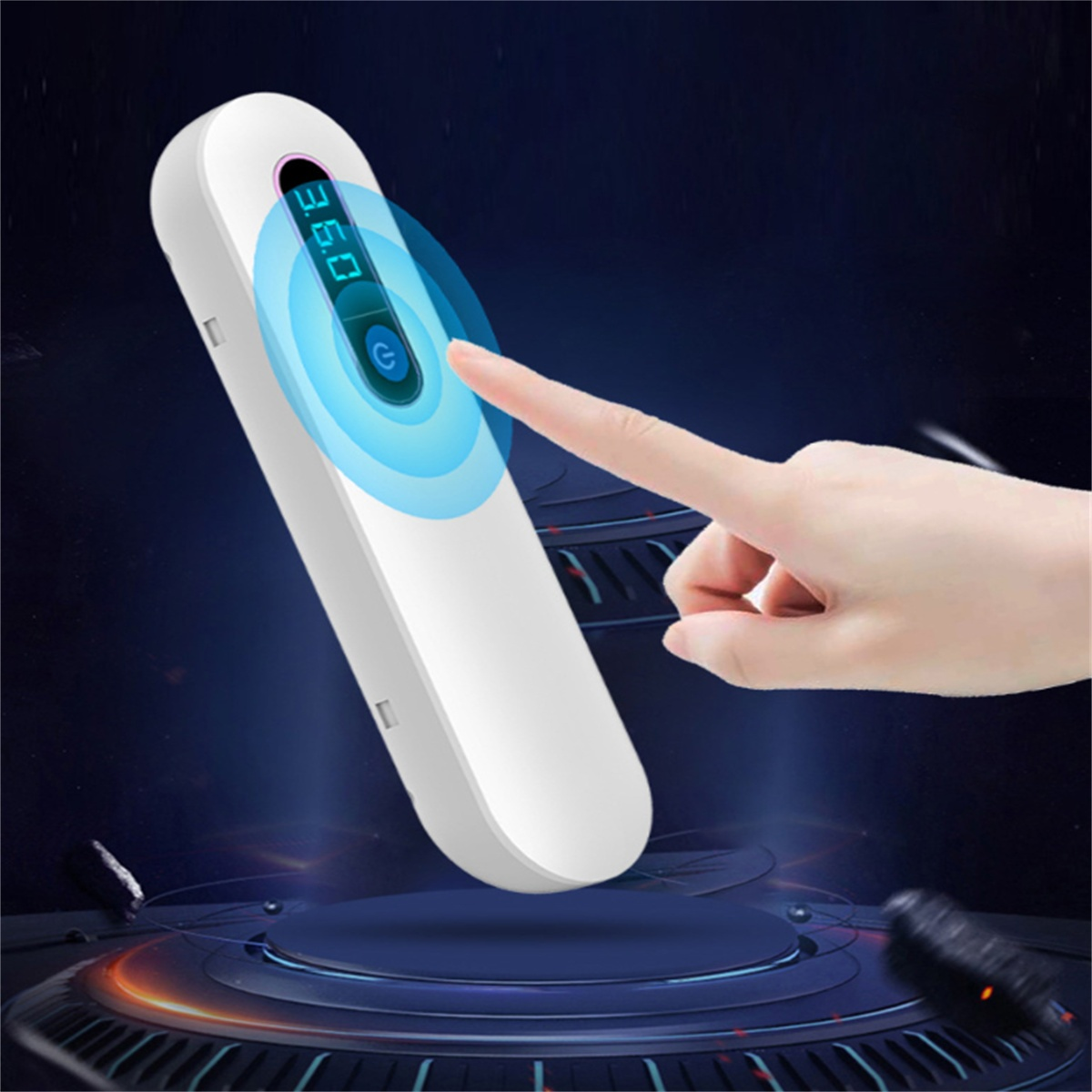 Weißer Desinfektionsmittelspender mit Digitalanzeige, Finger berührt Knopf, blaues Licht.