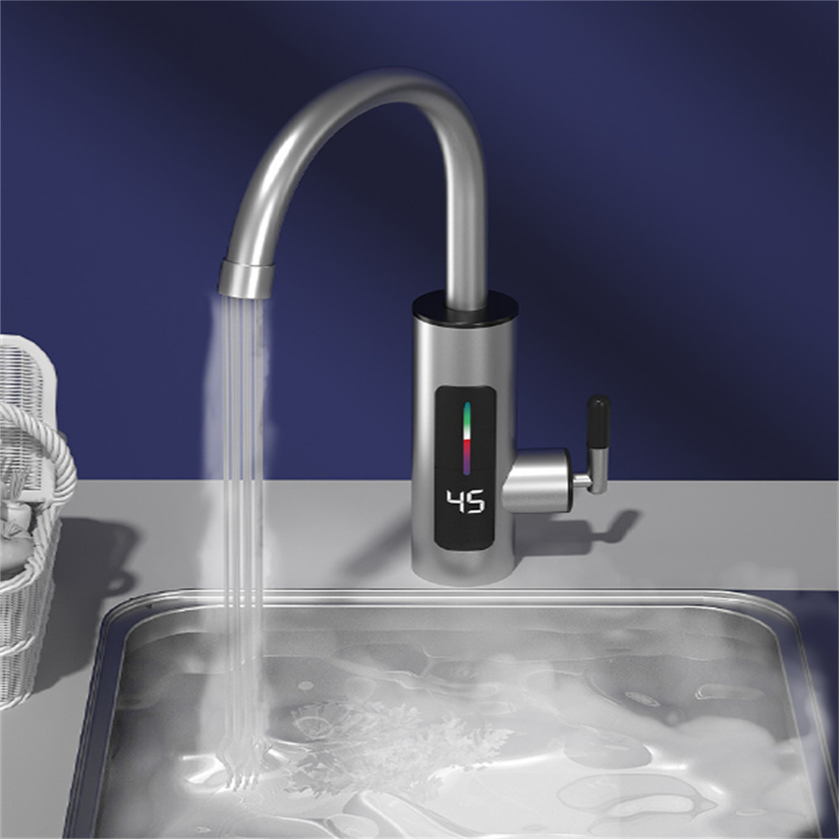 Chrom-Wasserhahn mit Wasserfluss in ein Edelstahlbecken. Blauer Wandhintergrund.