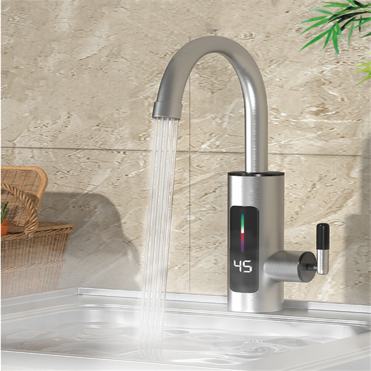 Silberner Wasserhahn mit Wasserfluss in ein Waschbecken, mit Digitalanzeige.