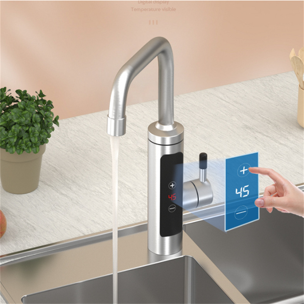 Ein silberner Wasserhahn mit fließendem Wasser, ein Digitaldisplay zeigt 45 Grad.