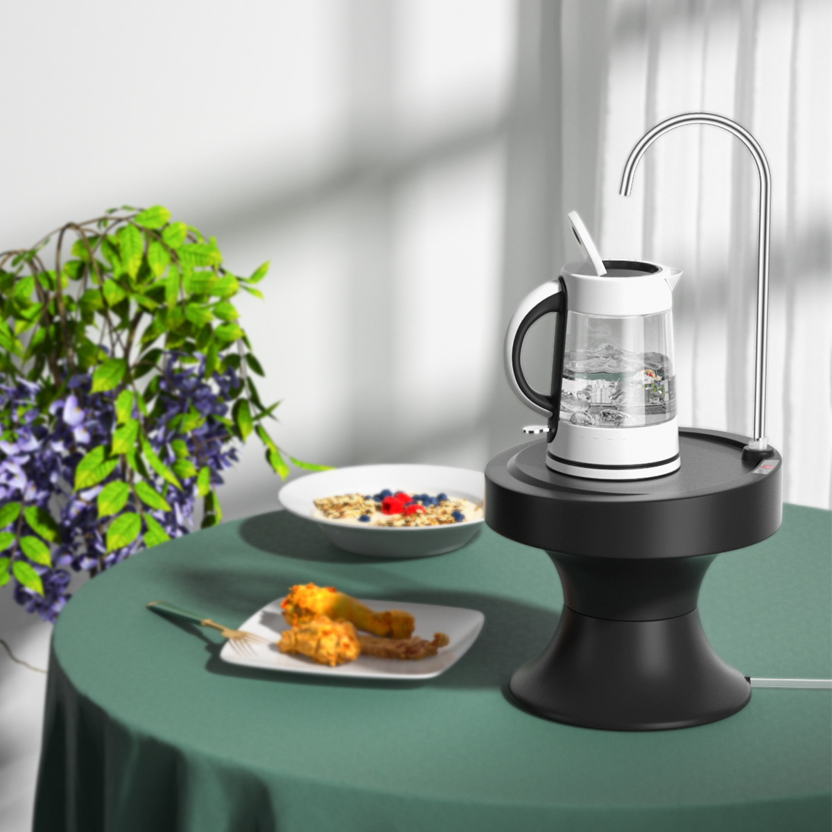 Wasserkocher auf Ständer mit Essen, Blumen auf Tisch mit grünem Tischtuch, weißer Hintergrund.