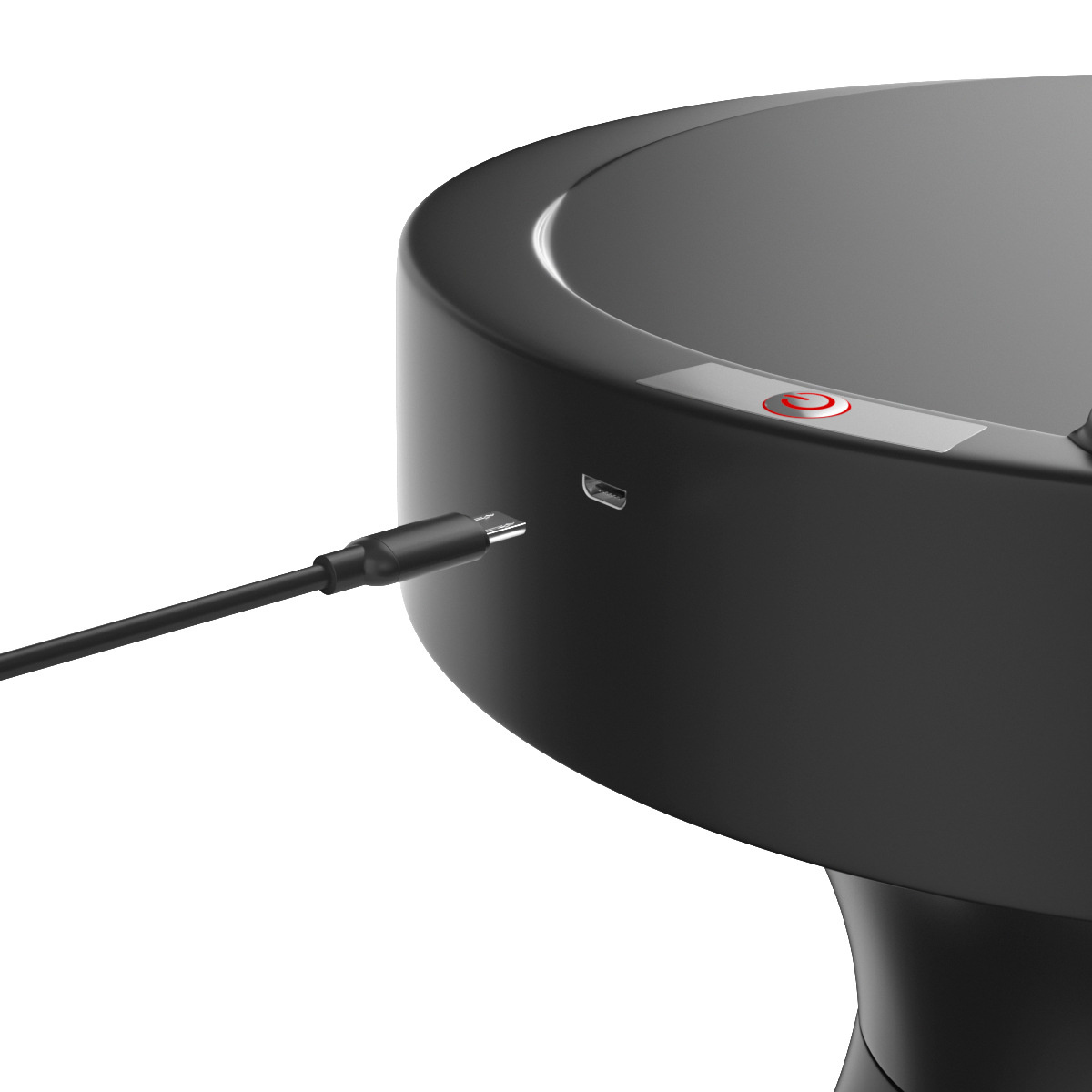 Schwarzes Gerät mit eingestecktem Ladekabel. Roter Einschaltknopf.