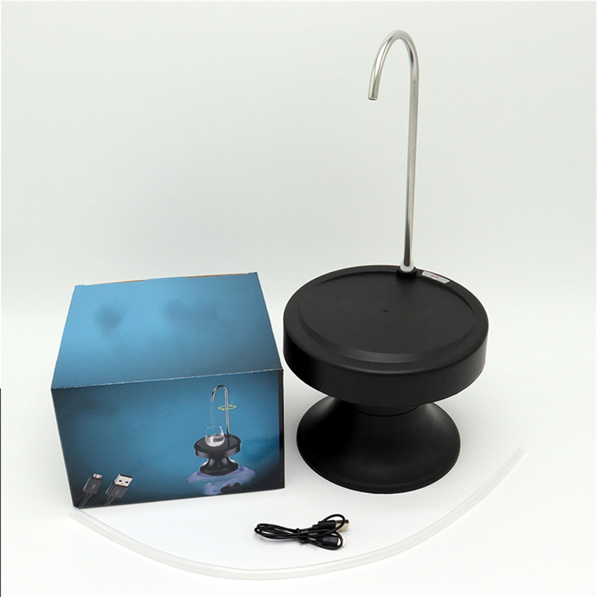 Ein schwarzer Wasserspender mit gebogenem Auslauf, einer Box, einem Schlauch und einem schwarzen Netzkabel. Weißer Hintergrund.