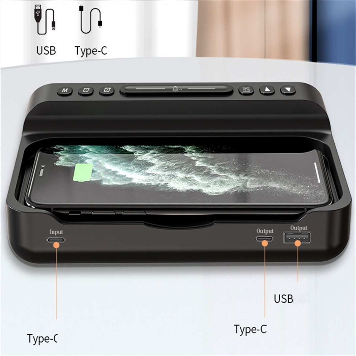 Schwarze Ladestation mit Telefon. USB- und Typ-C-Anschlüsse sind sichtbar.