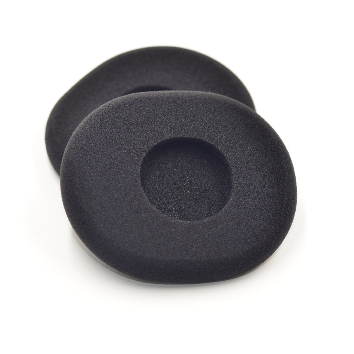 Zwei schwarze, runde Ohrmuscheln aus Schaumstoff. Die Innenseite ist ebenfalls rund, auf weißem Untergrund.