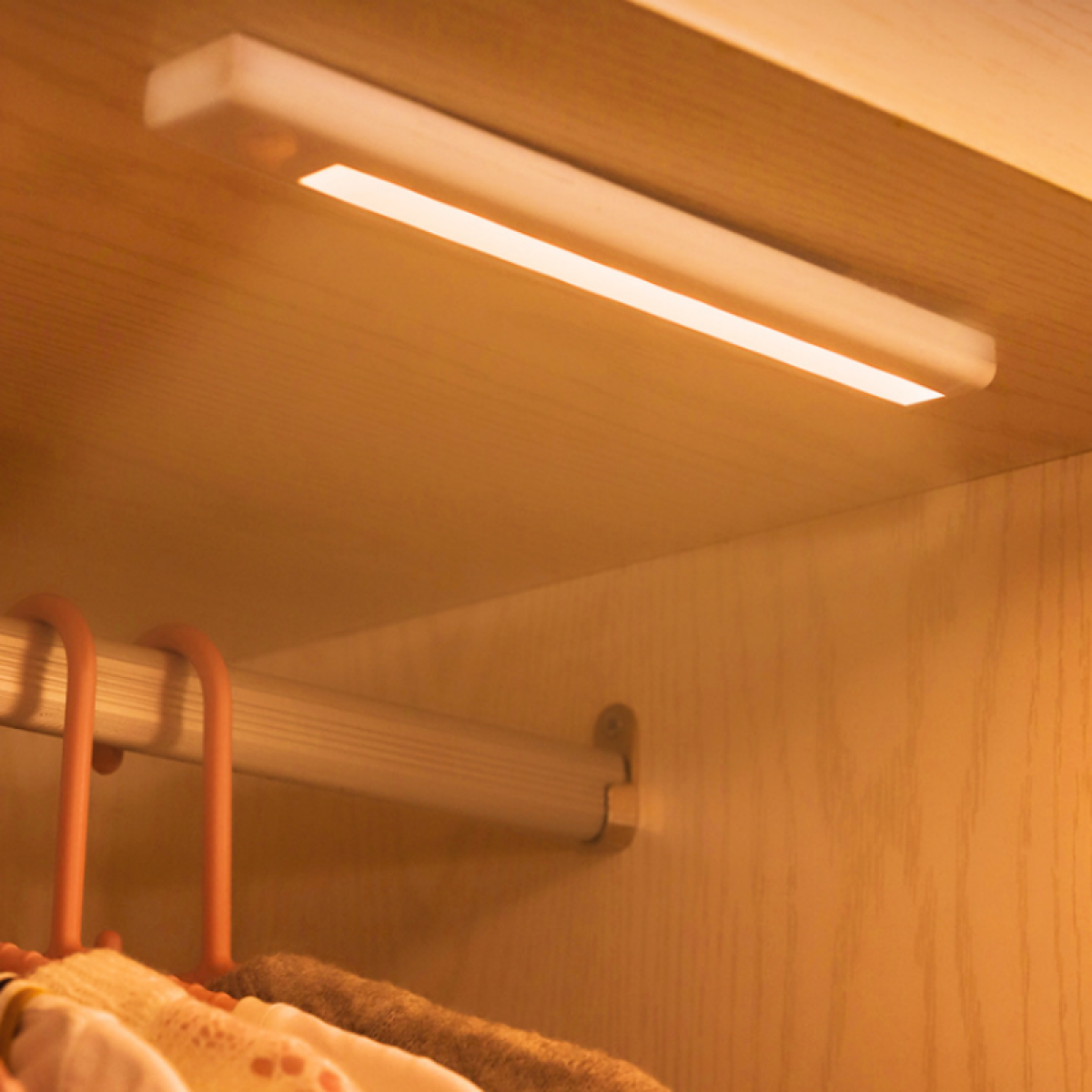 Weißes LED-Streifenlicht, das in einem Holzschrank montiert ist.
