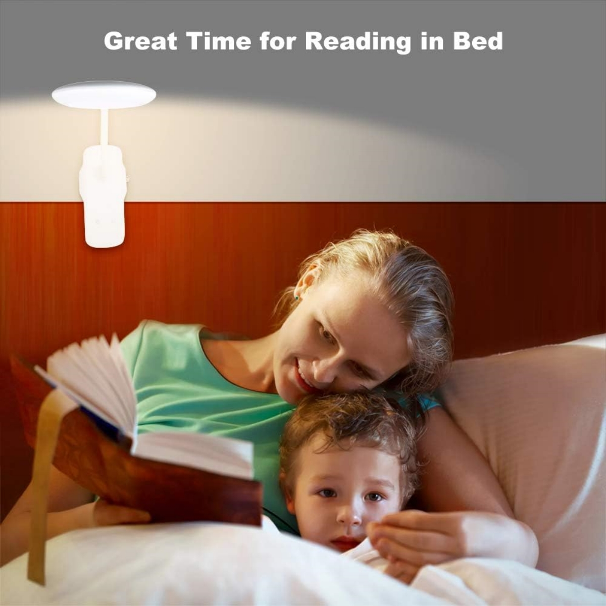 Eine Frau und ein Kind lesen im Bett. Eine Nachttischlampe befindet sich über ihnen. Text: „Great Time for Reading in Bed“.