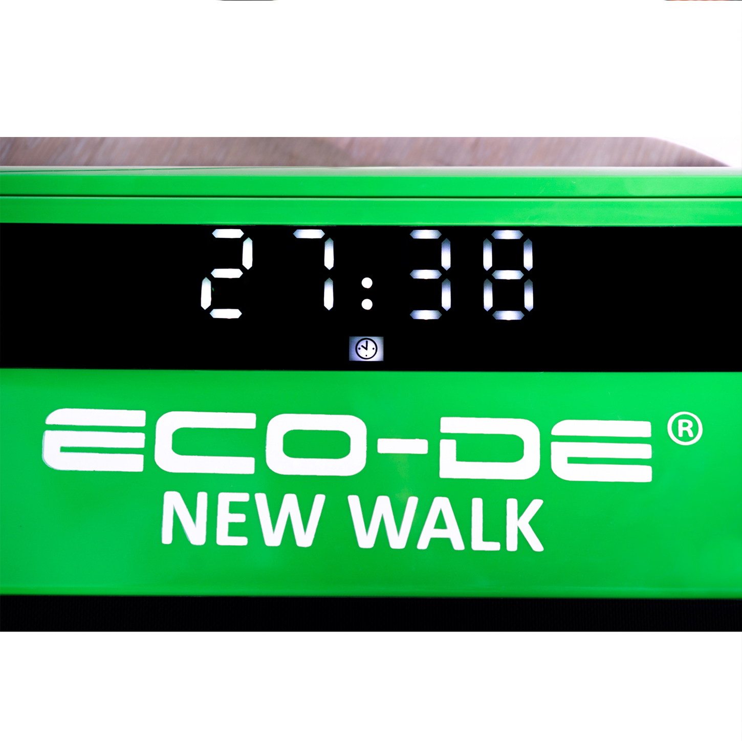 Una pantalla digital verde que muestra 27:38, con las palabras 'ECO-DE' y 'NEW WALK'.