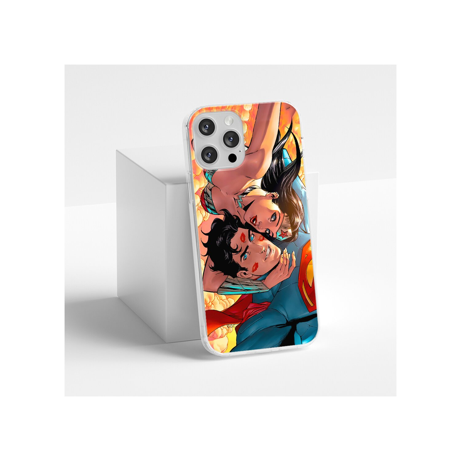 Una custodia per telefono con un'immagine a fumetti di Superman e Wonder Woman, su un cubo bianco.