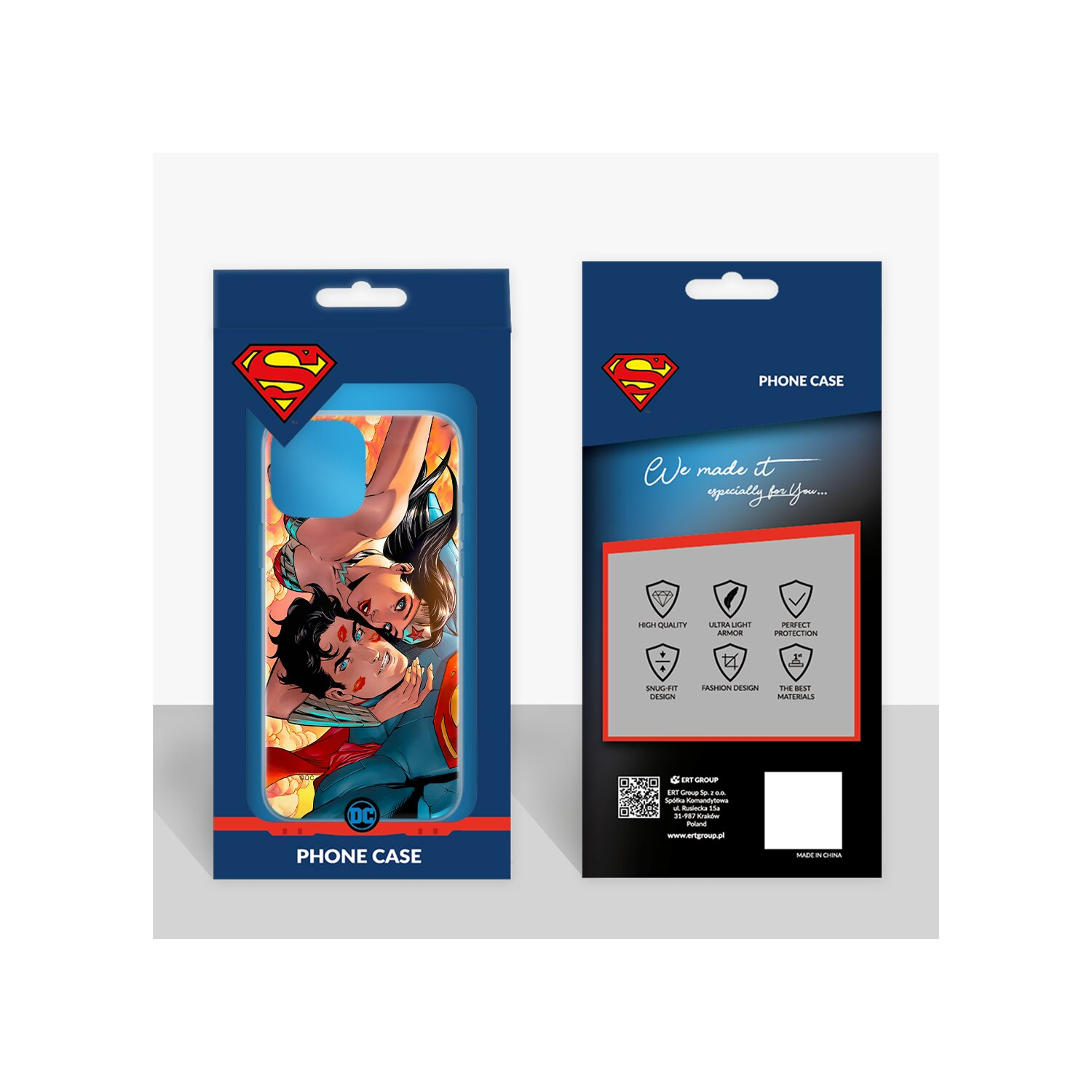 Custodia per telefono con immagine di Superman. Scatola a sinistra, dettagli a destra. Colori blu e rosso.