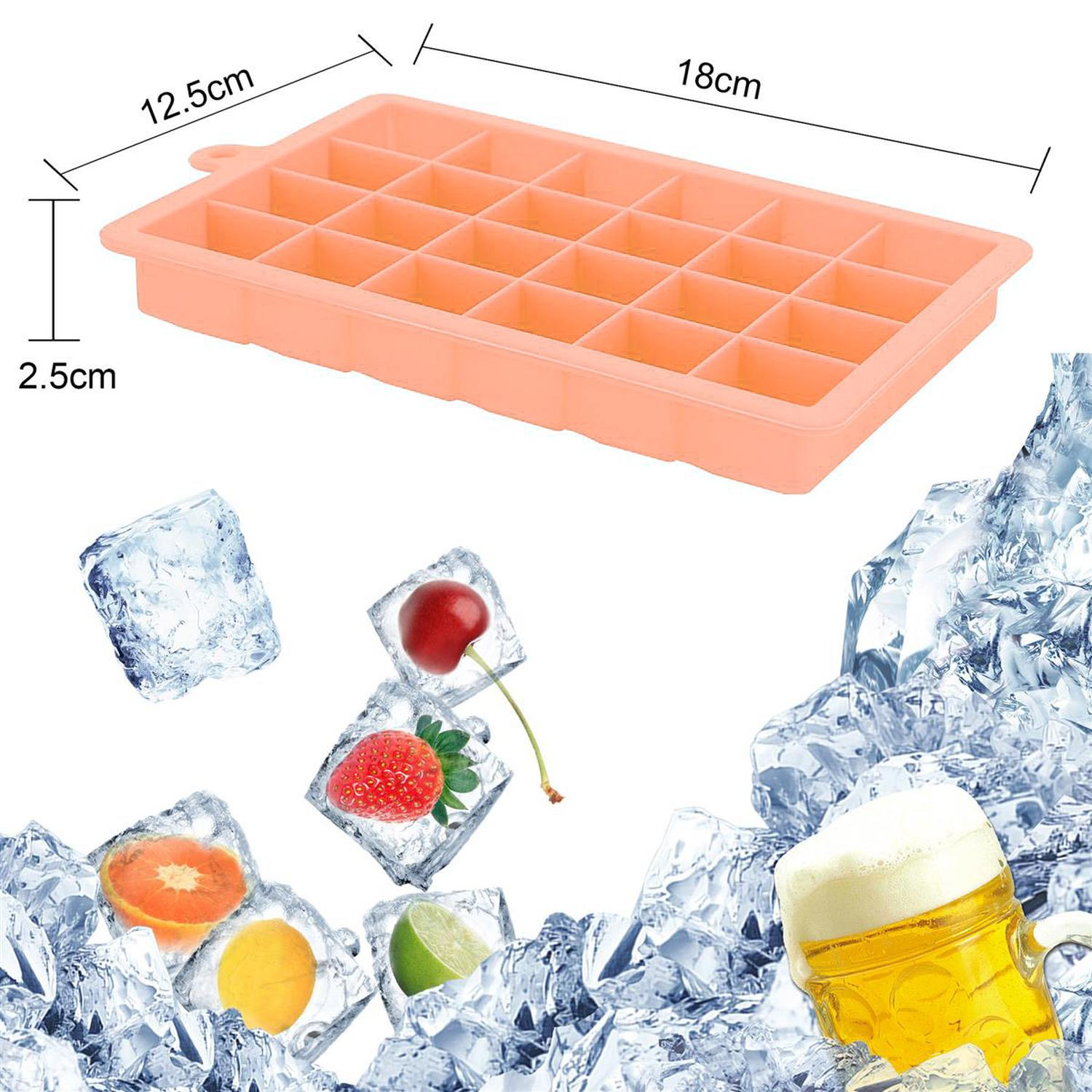 Eine orangefarbene Eiswürfelschale mit Maßen. Sie enthält Eiswürfel und Früchte in Eiswürfeln.