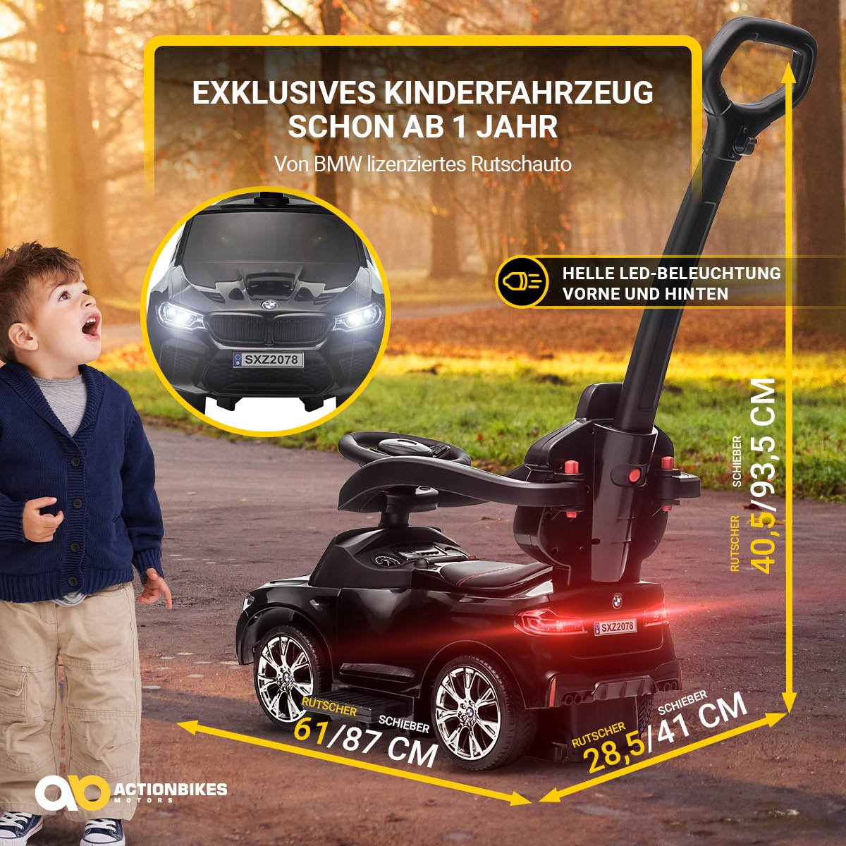 Ein schwarzes Auto mit Griff zum Schieben durch die Eltern, und ein Kind schaut nach oben.