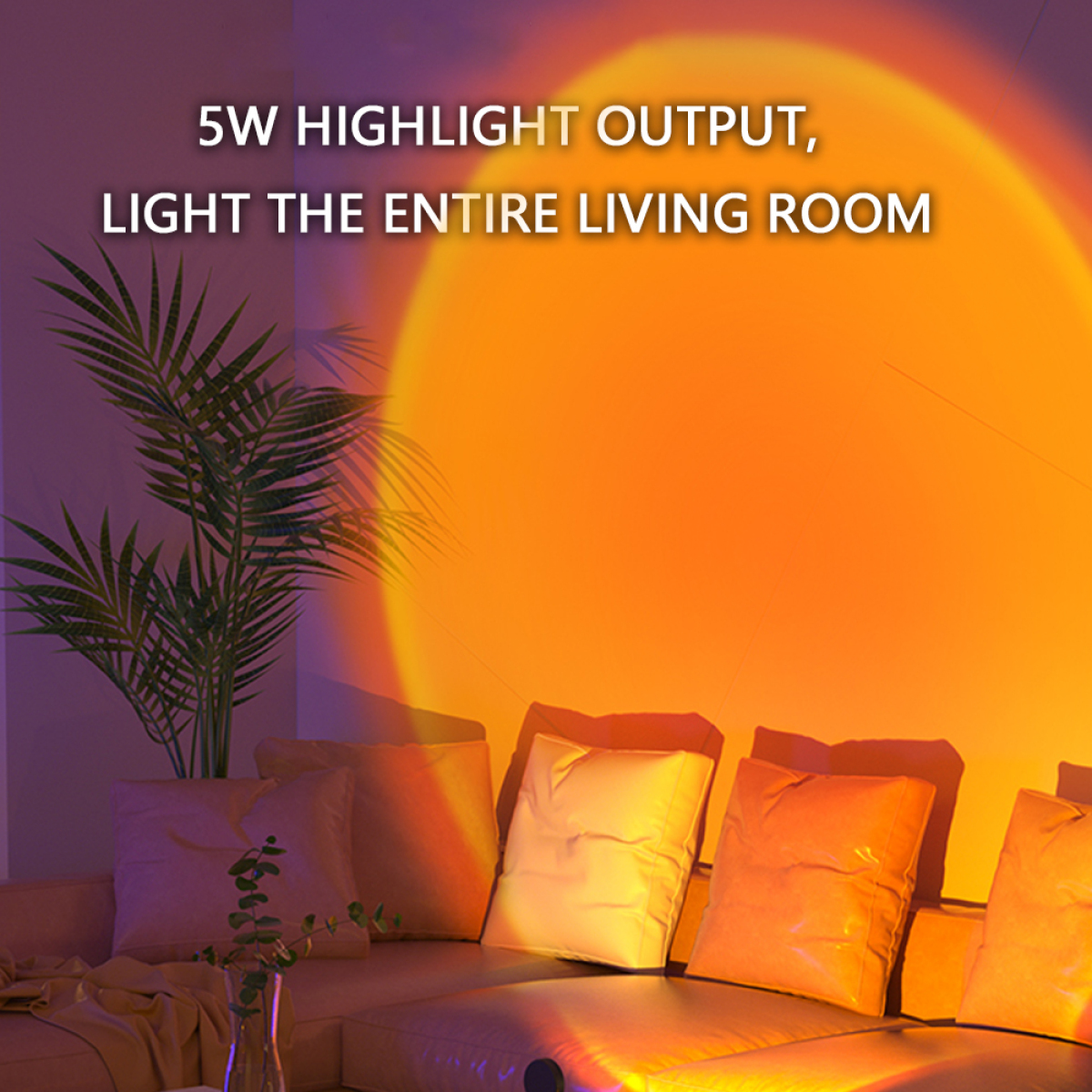 Sonnenuntergangslampe, die einen orangefarbenen Schein auf Wand und Kissen wirft.