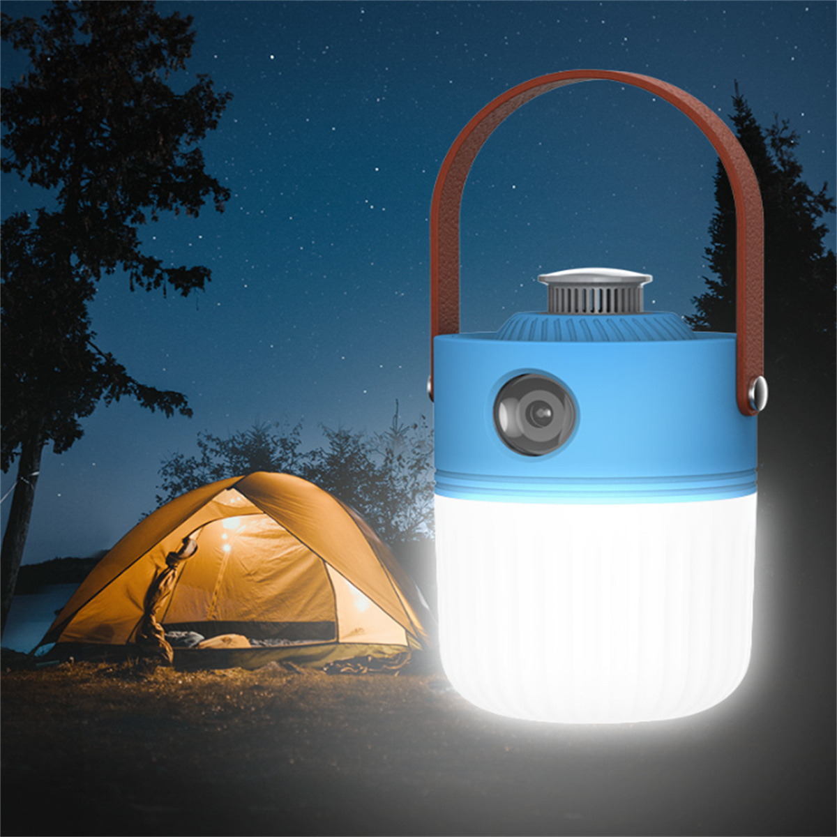 Blaue und weiße Campinglaterne mit braunem Griff, ein Zelt im Hintergrund.