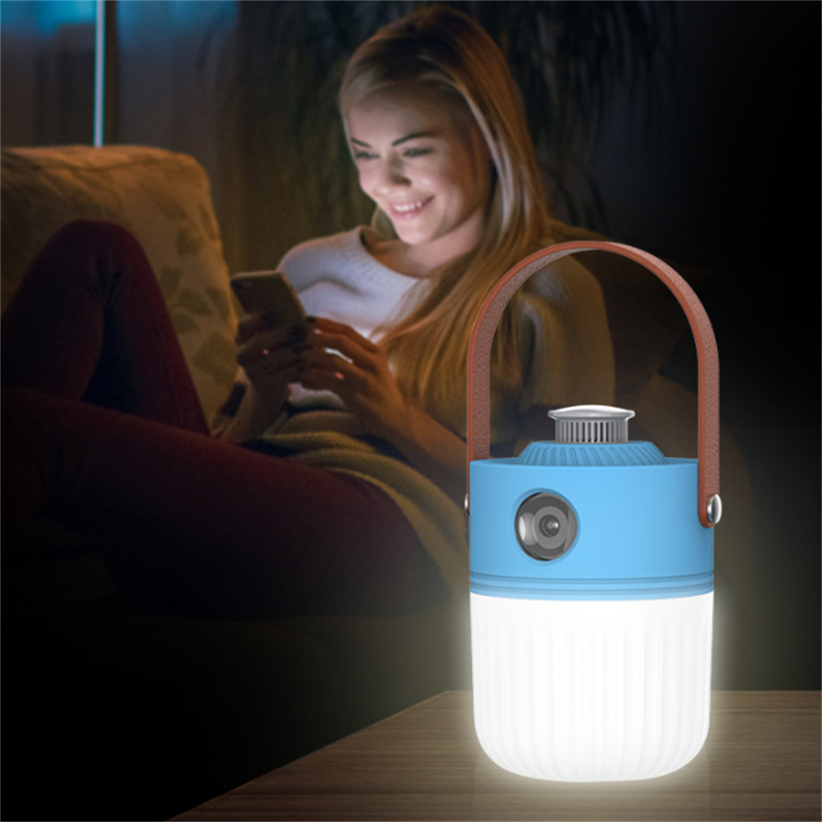 Frau benutzt Telefon, beleuchtet von Lampe. Blaue und weiße Lampe auf Tisch davor.
