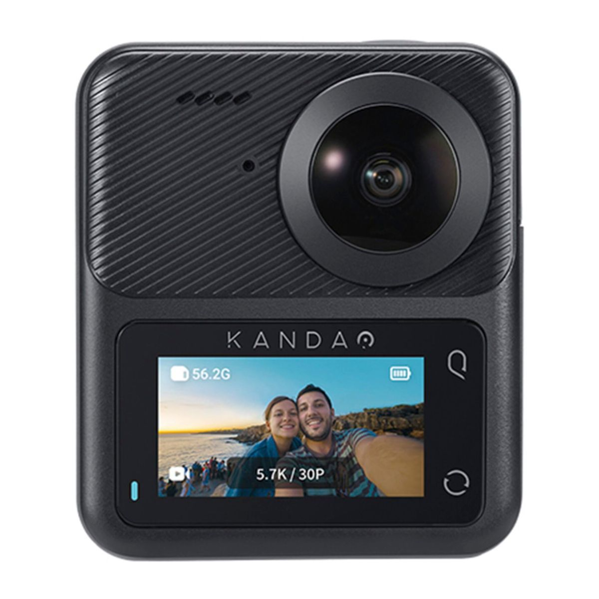 Eine schwarze Action-Kamera mit einem Bildschirm, der ein Selfie eines Paares am Strand zeigt.
