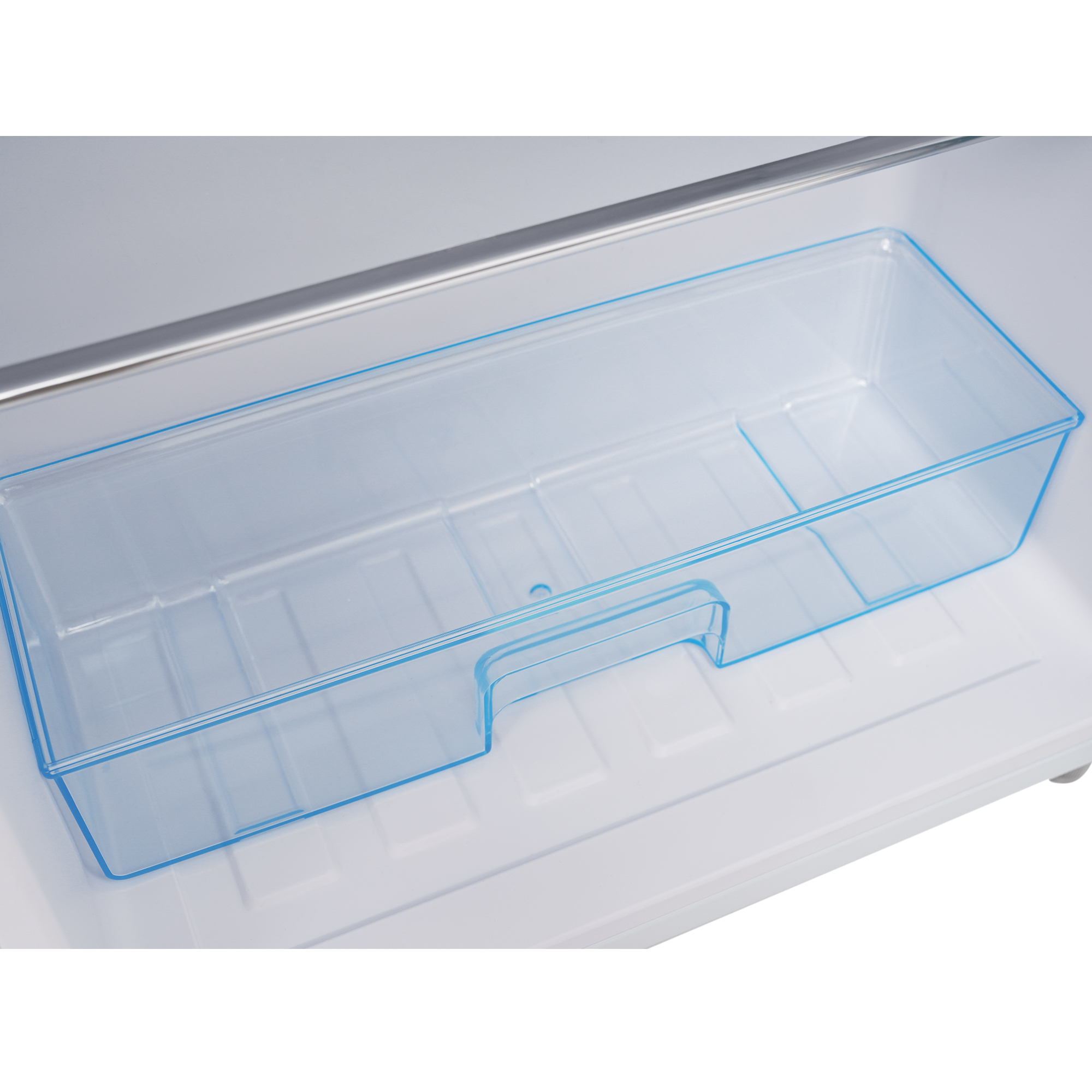 Eine transparente Kühlschublade mit blauem Griff, platziert in einem weißen Kühlschrank.
