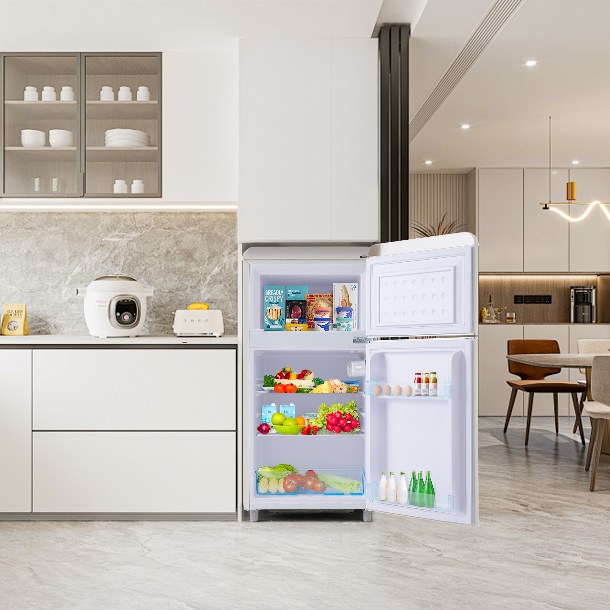 Ein weißer Kühlschrank mit geöffneten Türen, der Lebensmittel zeigt. Küchenumgebung im Hintergrund.