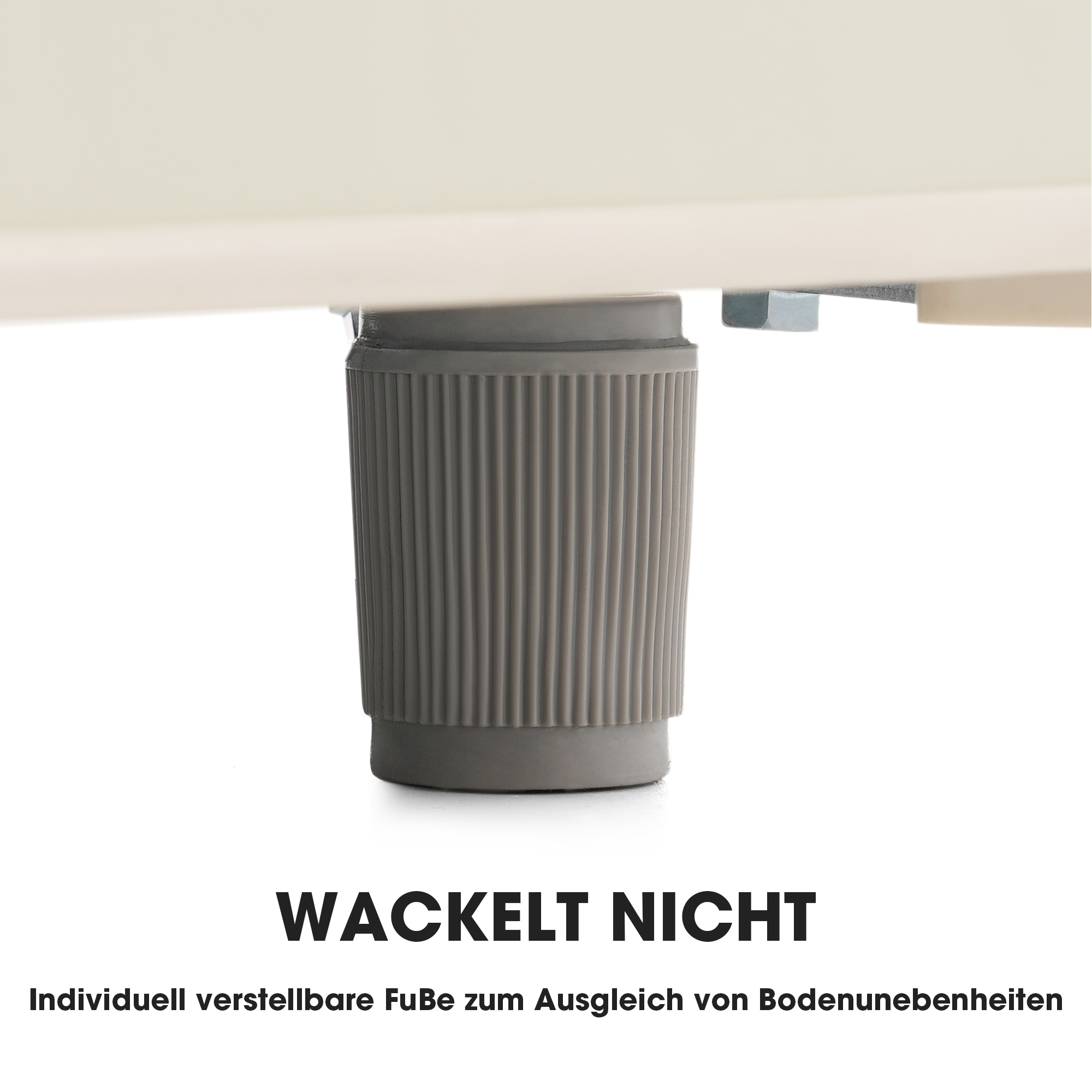 Ein Tischbein mit einem grauen, geriffelten, verstellbaren Fuß, mit dem Text „WACKELT NICHT“.