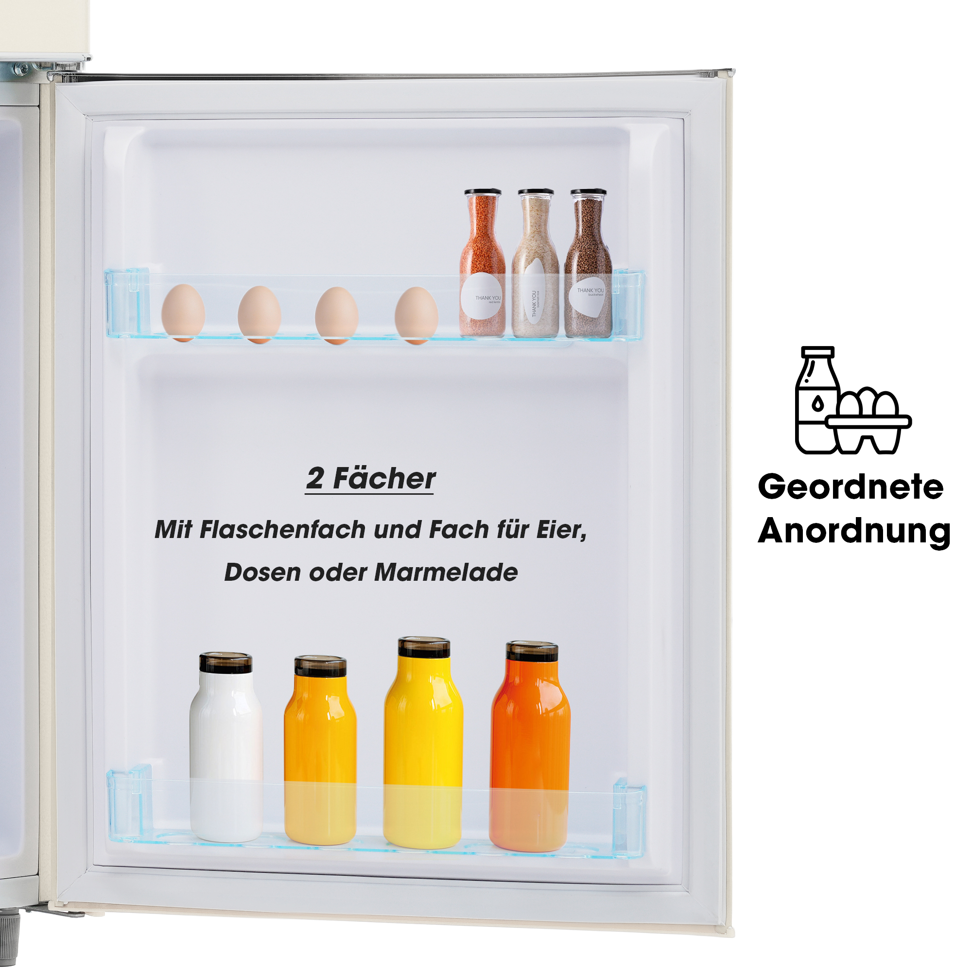 Minikühlschrank offen, innen: Eier, Saftflaschen und Gläser mit Konfitüre.