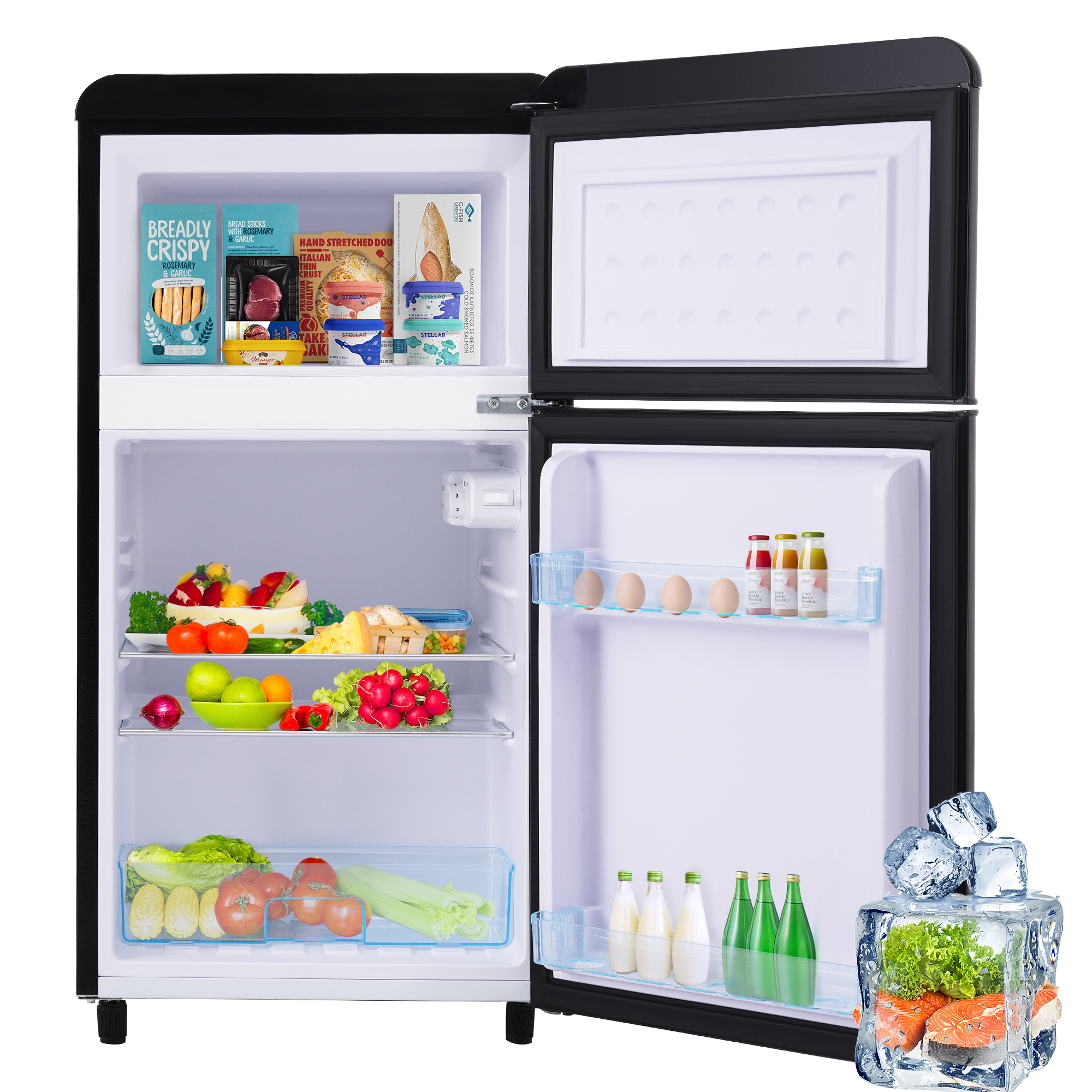 Kühlschrank mit geöffneten Türen, gefüllt mit Essen, Eis und Gegenständen auf den Regalen.