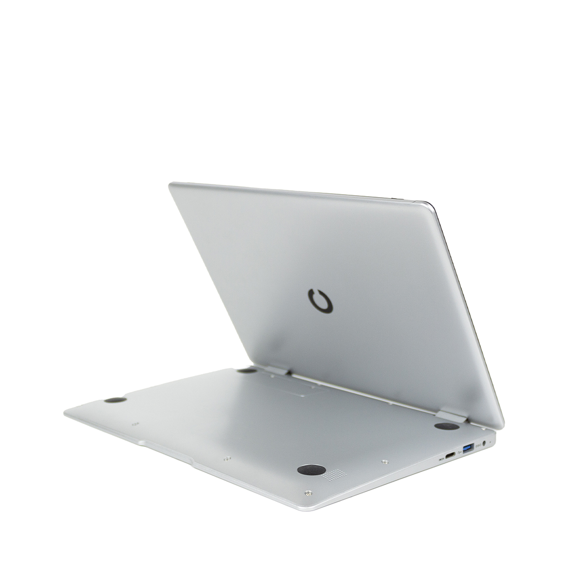 Silberner Laptop, offen, nach oben geneigt. Der Bildschirm zeigt vom Betrachter weg. Weißer Hintergrund.