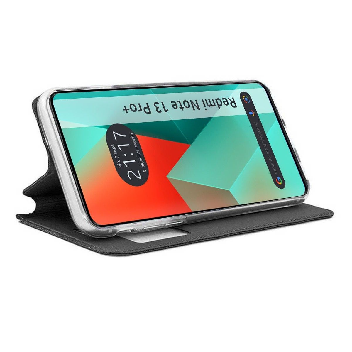 Smartphone in una custodia, che mostra lo schermo con ora e testo.