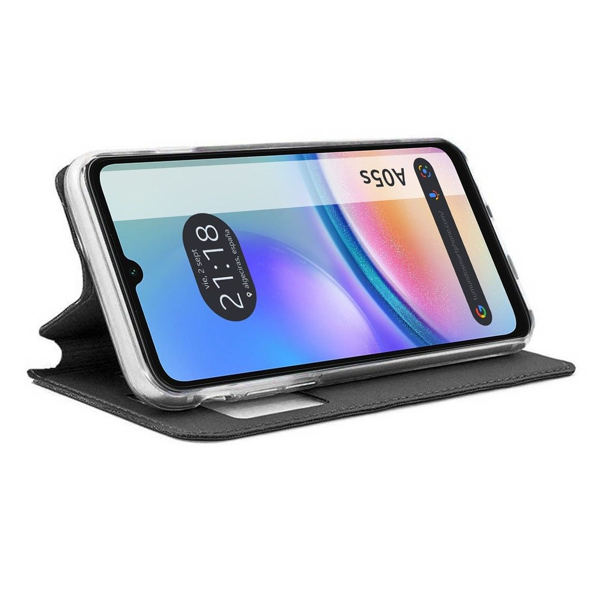 Un teléfono en una funda negra está abierto, mostrando la pantalla con hora, fecha y ubicación.