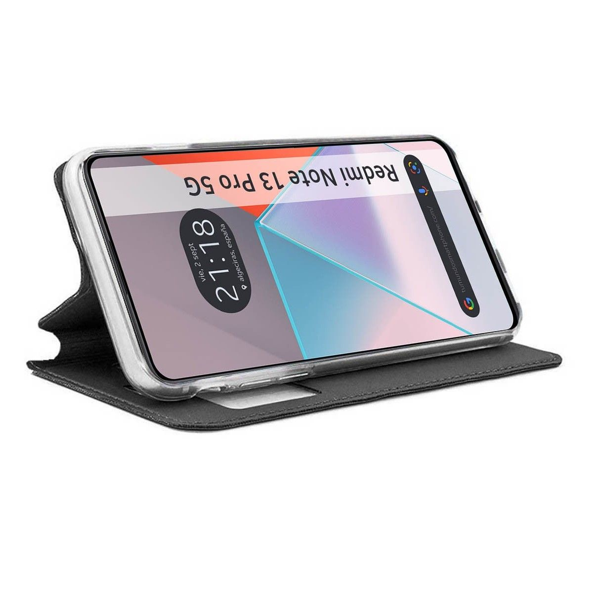 Teléfono en funda negra mostrando pantalla con hora y fecha.
