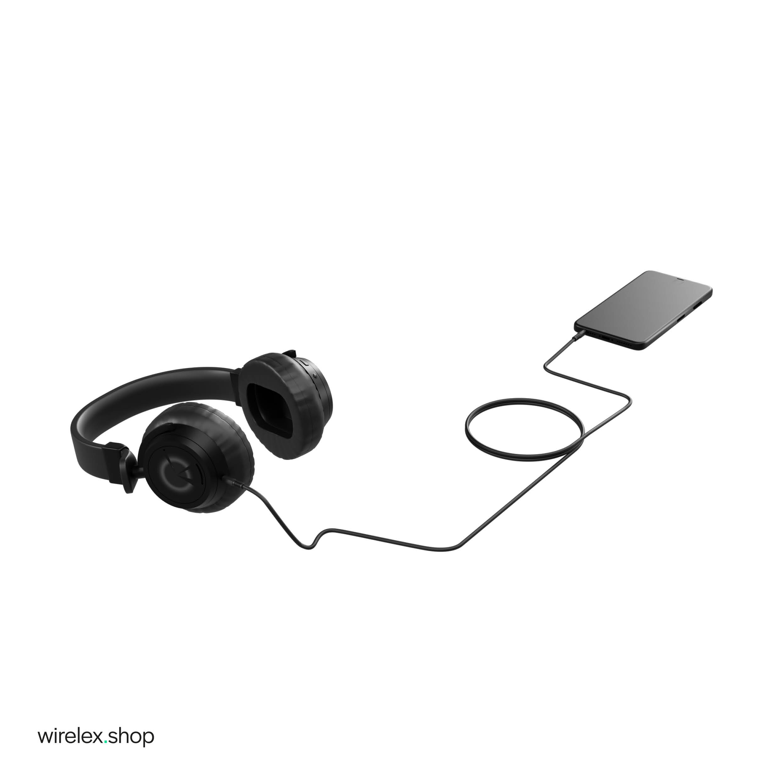 Schwarze Kopfhörer, die über ein Kabel mit einem schwarzen Telefon verbunden sind.