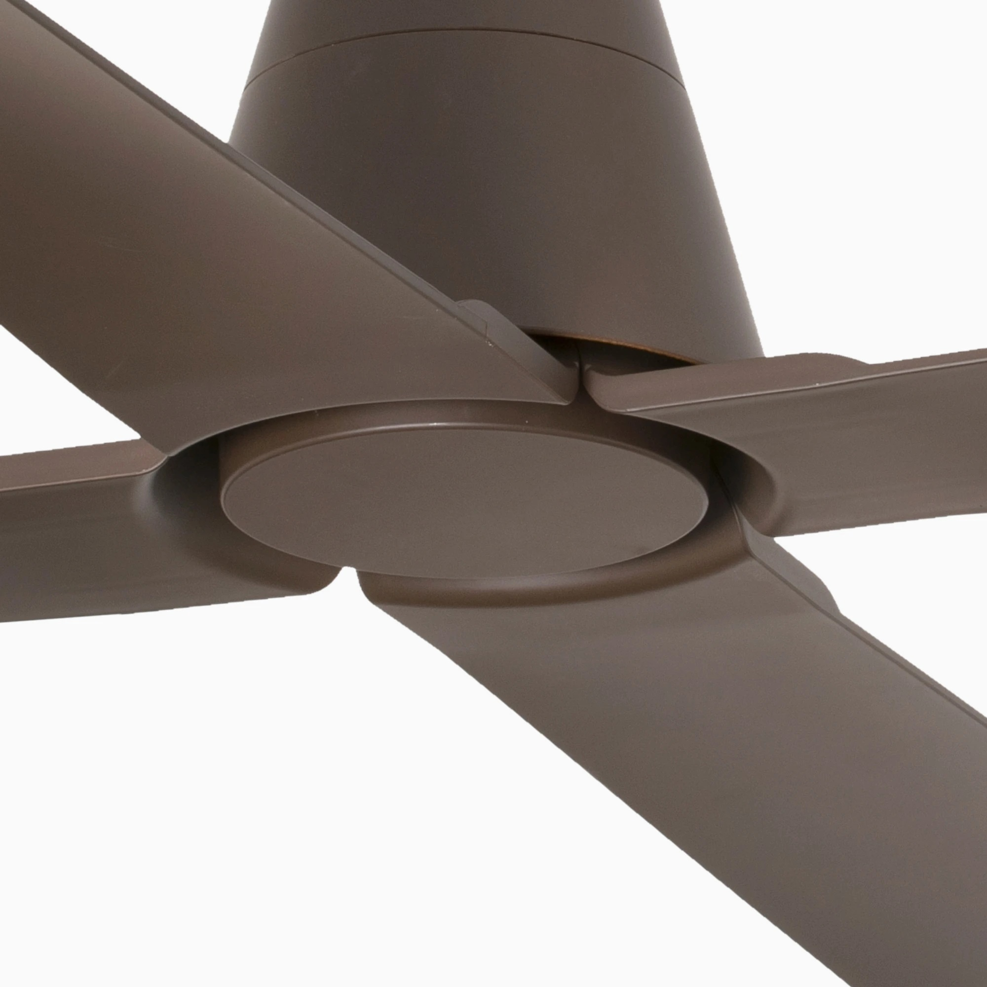 Primo piano di un ventilatore da soffitto marrone che mostra le pale.