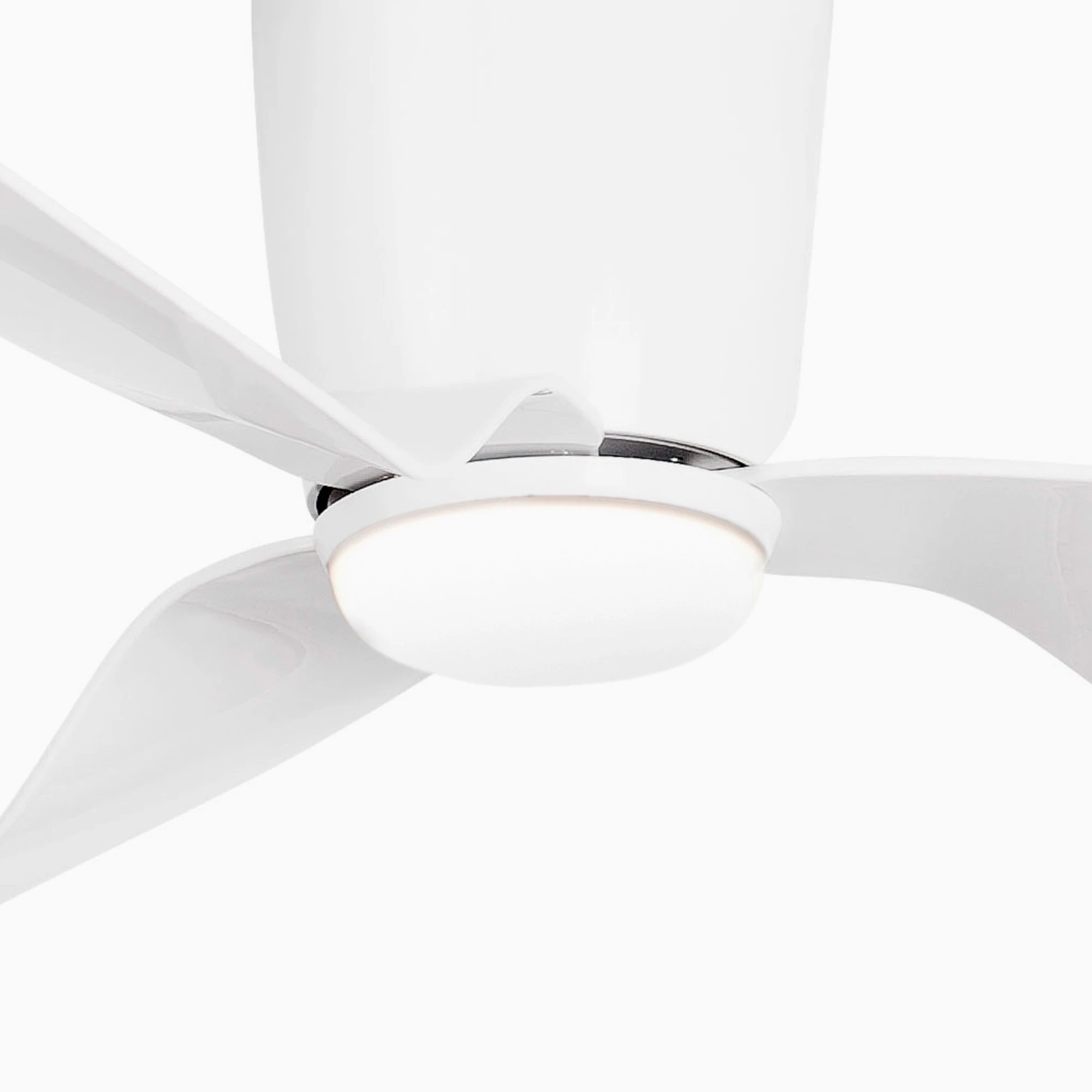 Weißer Deckenventilator mit vier Flügeln und einem zentralen Licht.