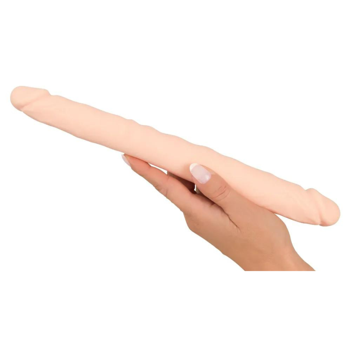 Eine Hand, die einen fleischfarbenen Dildo vor weißem Hintergrund hält. Der Dildo ist lang und verjüngt sich.