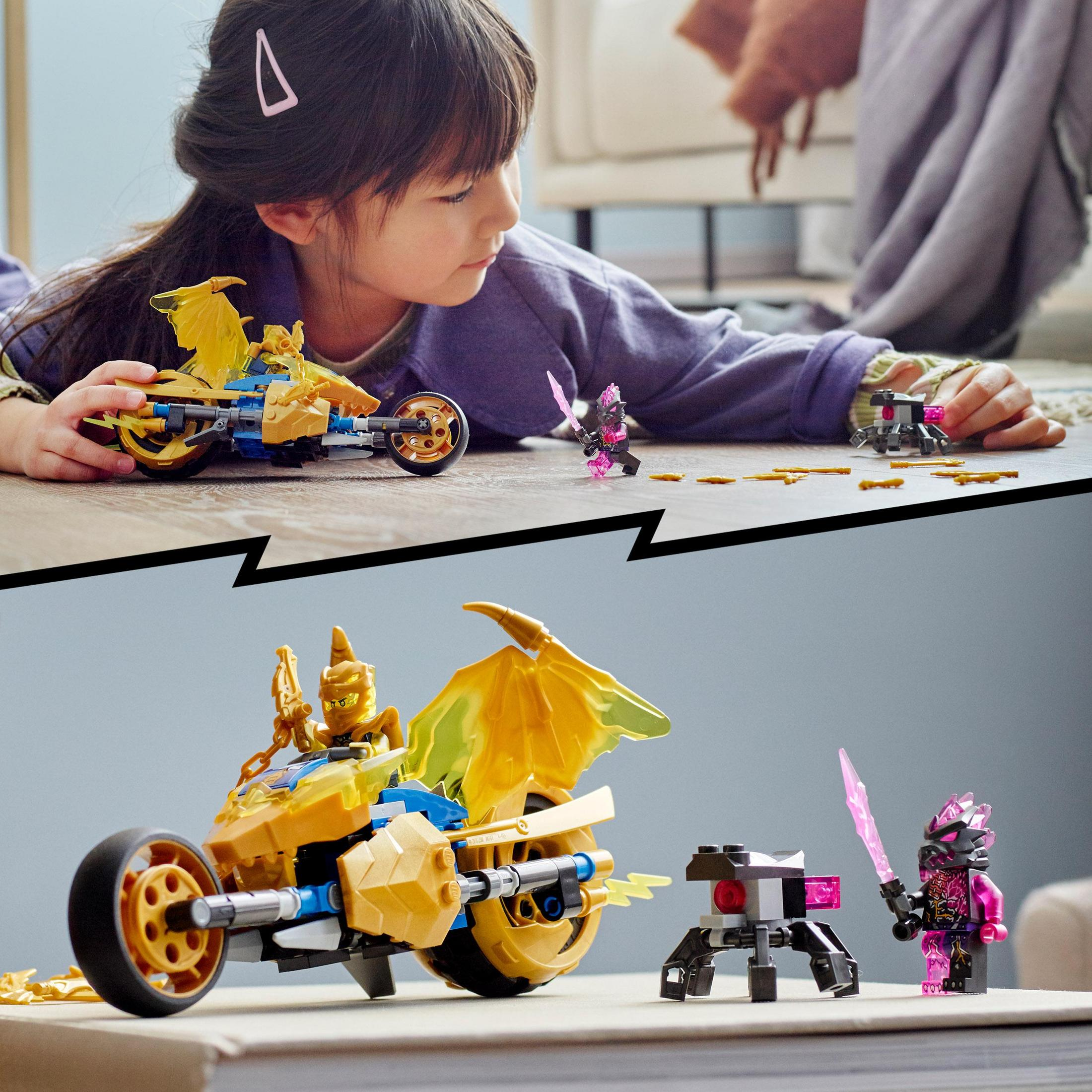 Ein Kind spielt mit einem Spielzeugmotorrad und Figuren. Das Spielzeug ist gold und blau. Der Hintergrund ist ein Raum.