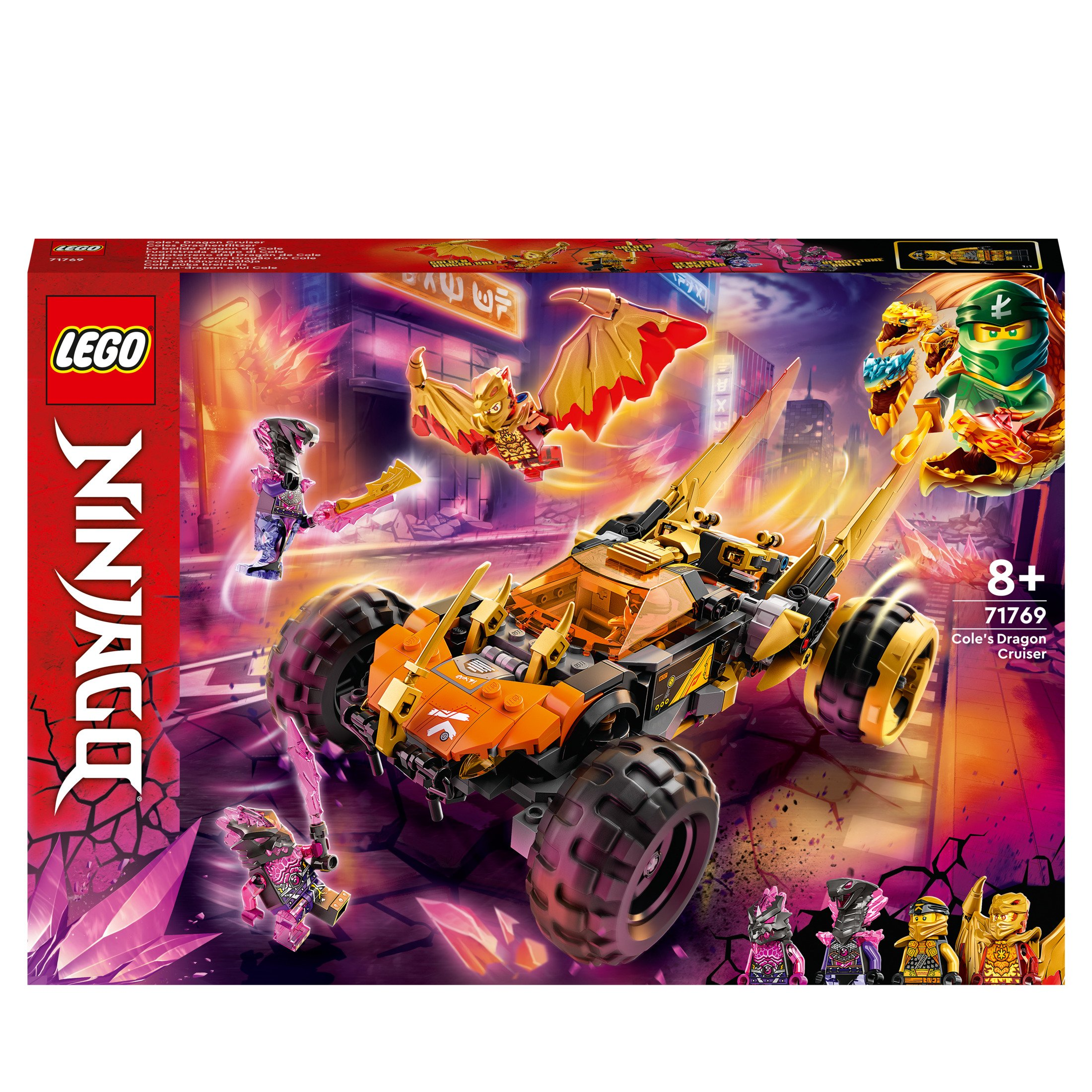 Eine Lego Ninjago-Box mit einem Spielzeugauto und Figuren in einer Stadtszene. Die Box steht auf weißem Hintergrund.