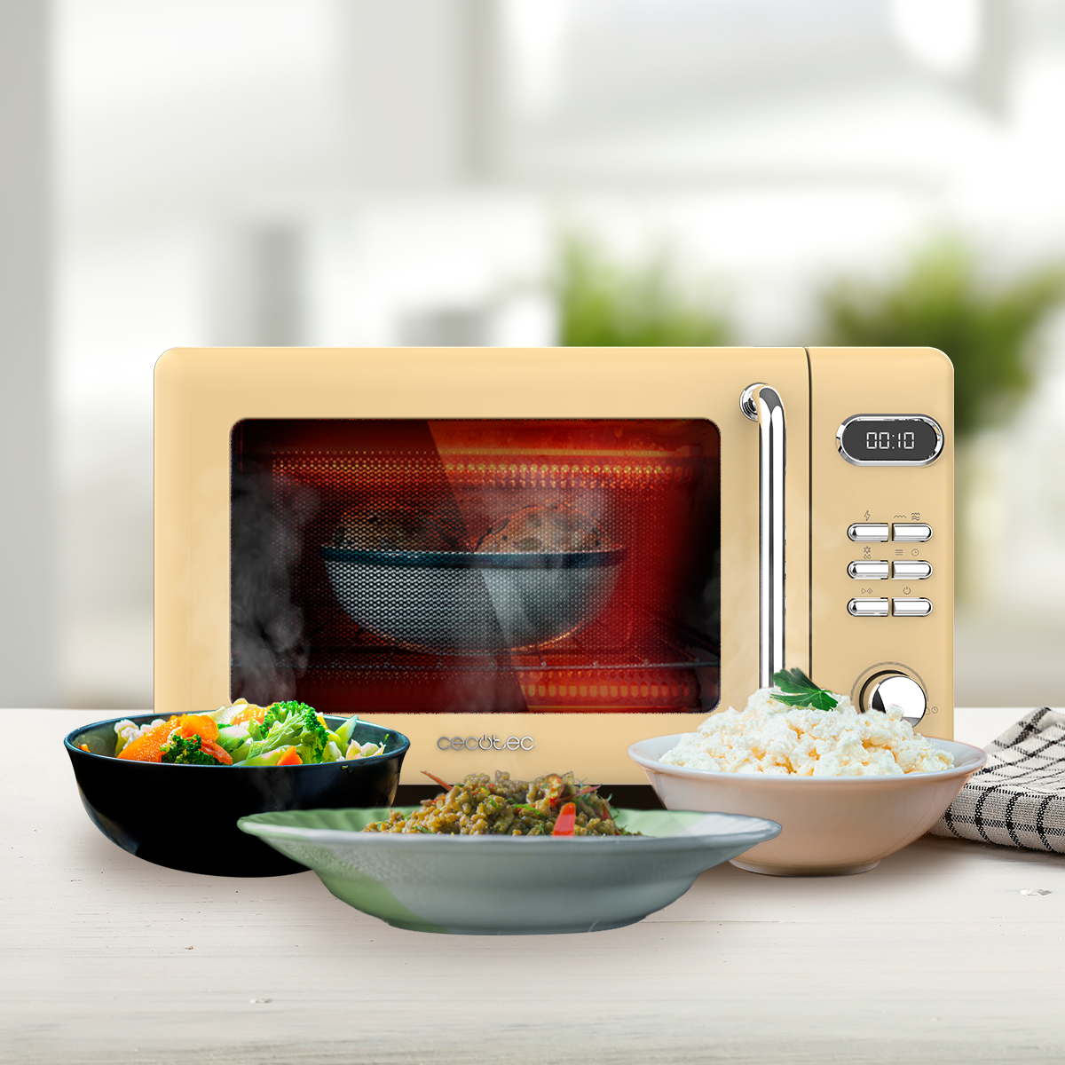 Mikrofalówka z jedzeniem w środku, trzy miski z przodu. Beżowa mikrofala ma wyświetlacz cyfrowy i przyciski.