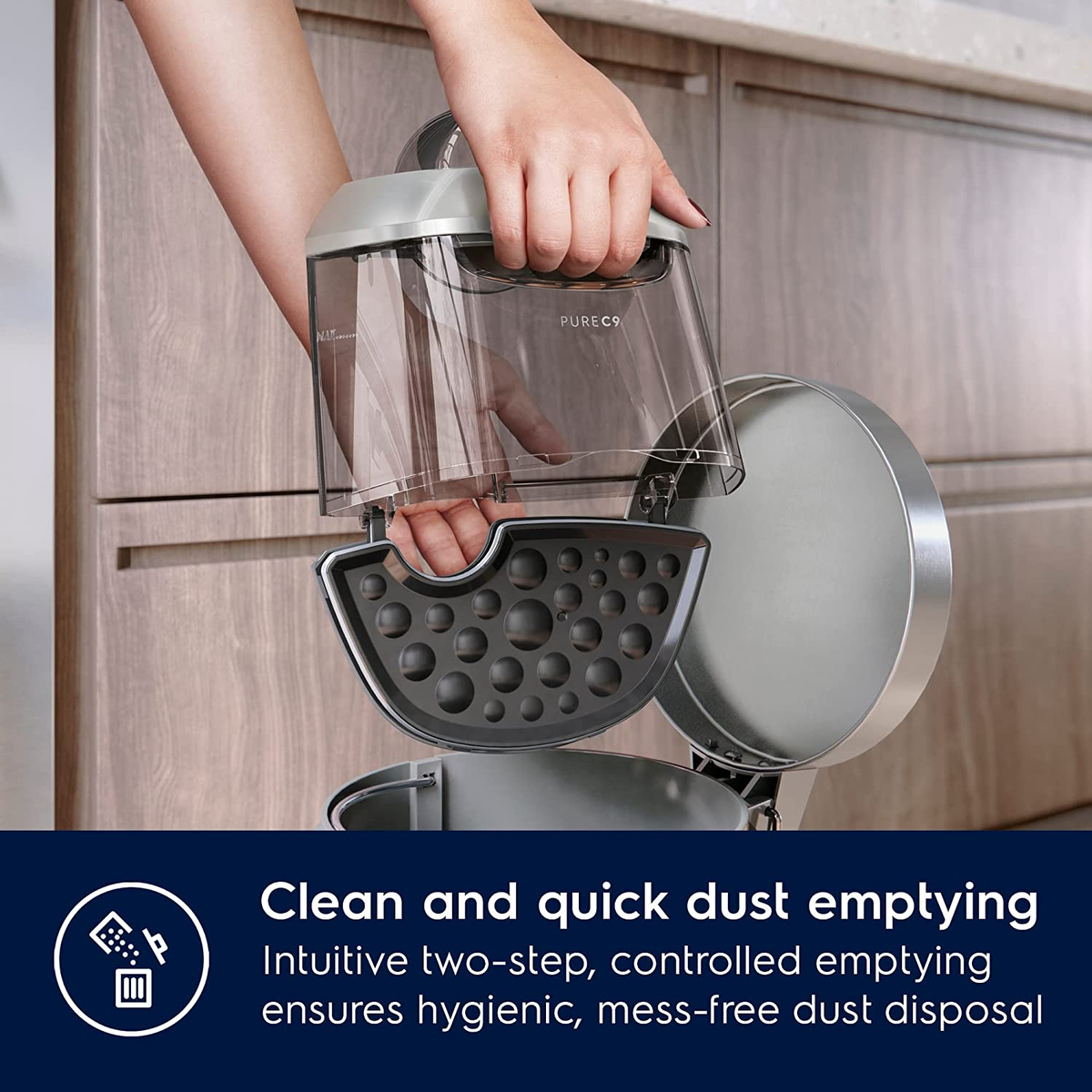 Ręce trzymają pojemnik na kurz odkurzacza. Tekst: Czyste i szybkie opróżnianie. Higieniczne usuwanie.