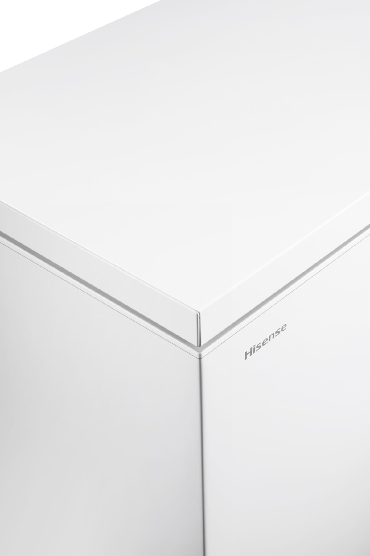 Primer plano de un congelador Hisense blanco que muestra una esquina y el nombre de la marca.