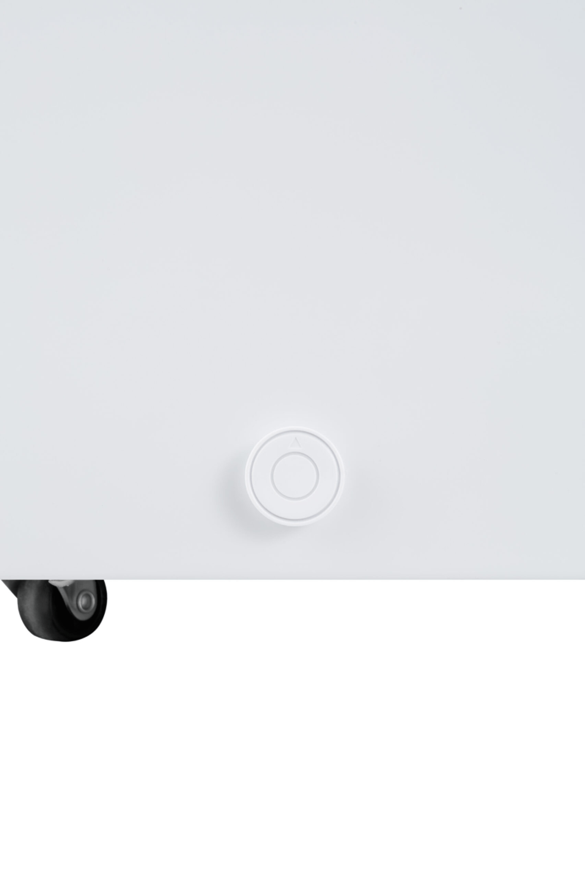 Un botón pequeño, blanco y circular con un solo anillo blanco alrededor. El botón está sobre una superficie blanca.