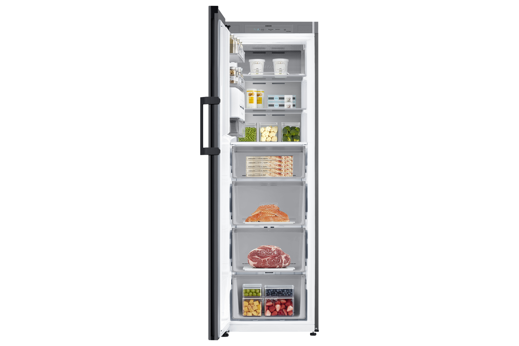 Refrigerador abierto con varios alimentos organizados en estantes.