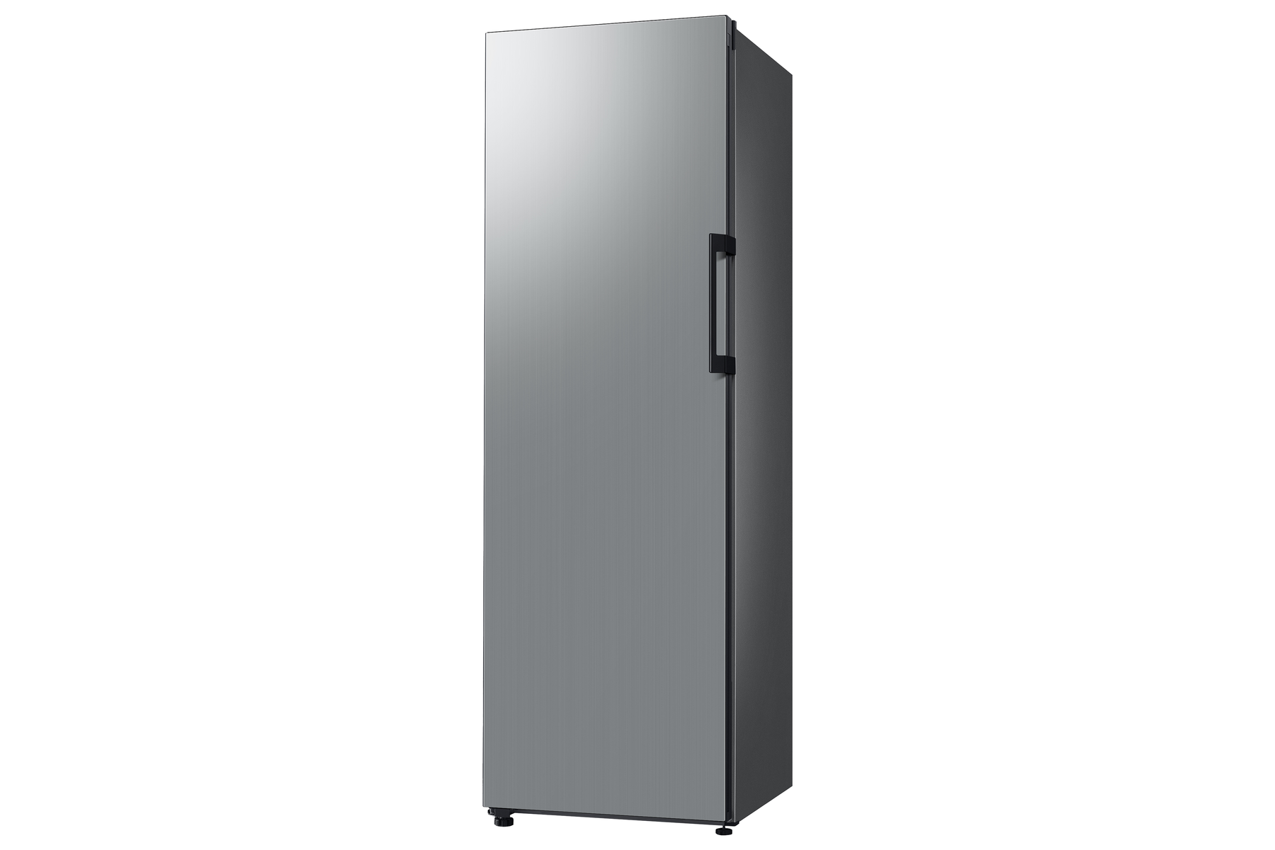 Refrigerador plateado y alto. Tiene un asa negra y está sobre un fondo blanco.