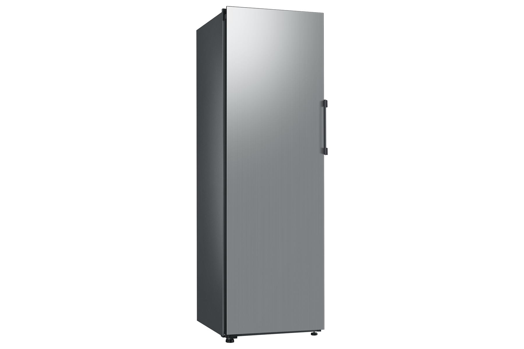 Un refrigerador alto y plateado con un asa negra, contra un fondo blanco.